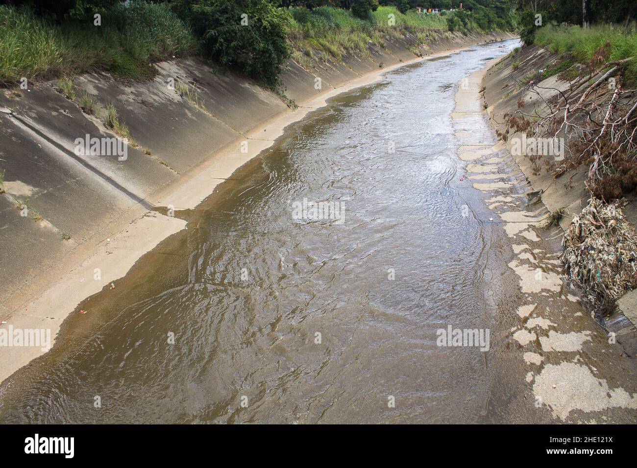 Die durch die städtischen Kanäle des Flusses Guaire fliessenden Gewässer sind Abfall und sammeln alle Abfälle der Industrie und der Bevölkerung von Caracas an Stockfoto