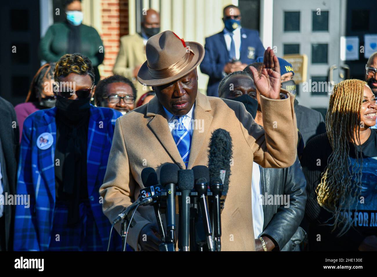 Rechtsanwalt Benjamin Crump spricht mit der Presse und den Unterstützern der Familie Arbery vor dem Bezirksgericht von Glynn, wo ein Richter am 7. Januar 2022 in Brunswick, Georgia, die endgültige Verurteilung der Mörder von Ahmaud Arbery abhält, mit Wanda Cooper-Jones, der Mutter von Ahmaud Arbery. Zwei Männer, Gregory und Travis McMichael, die wegen des Mordes an Ahmaud Arbery verurteilt wurden, erhielten lebenslange Haftstrafen ohne die Möglichkeit einer Bewährung. William Bryan, der dritte wegen Mordes an Ahmaud Arbery verurteilte Mann, erhielt eine lebenslange Haftstrafe mit der Möglichkeit einer Bewährung. (Foto von Matthew Rodier/Sipa USA) Stockfoto