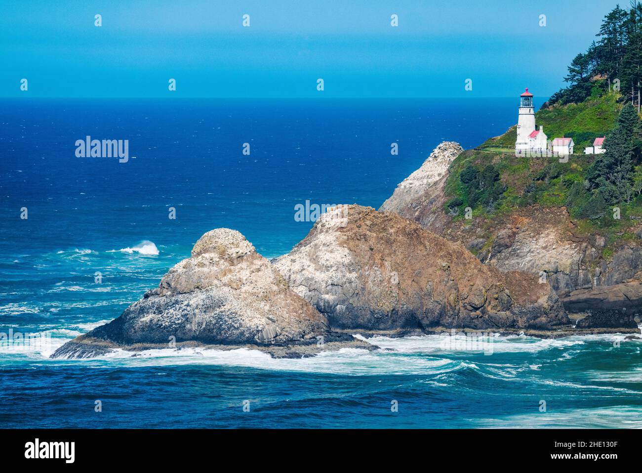 Heceta Head Lighthouse; Heceta Head Lighthouse State Scenic Viewpoint; zwischen Yachats und Florenz; Pazifischer Ozean; Küste von Oregon; USA Stockfoto