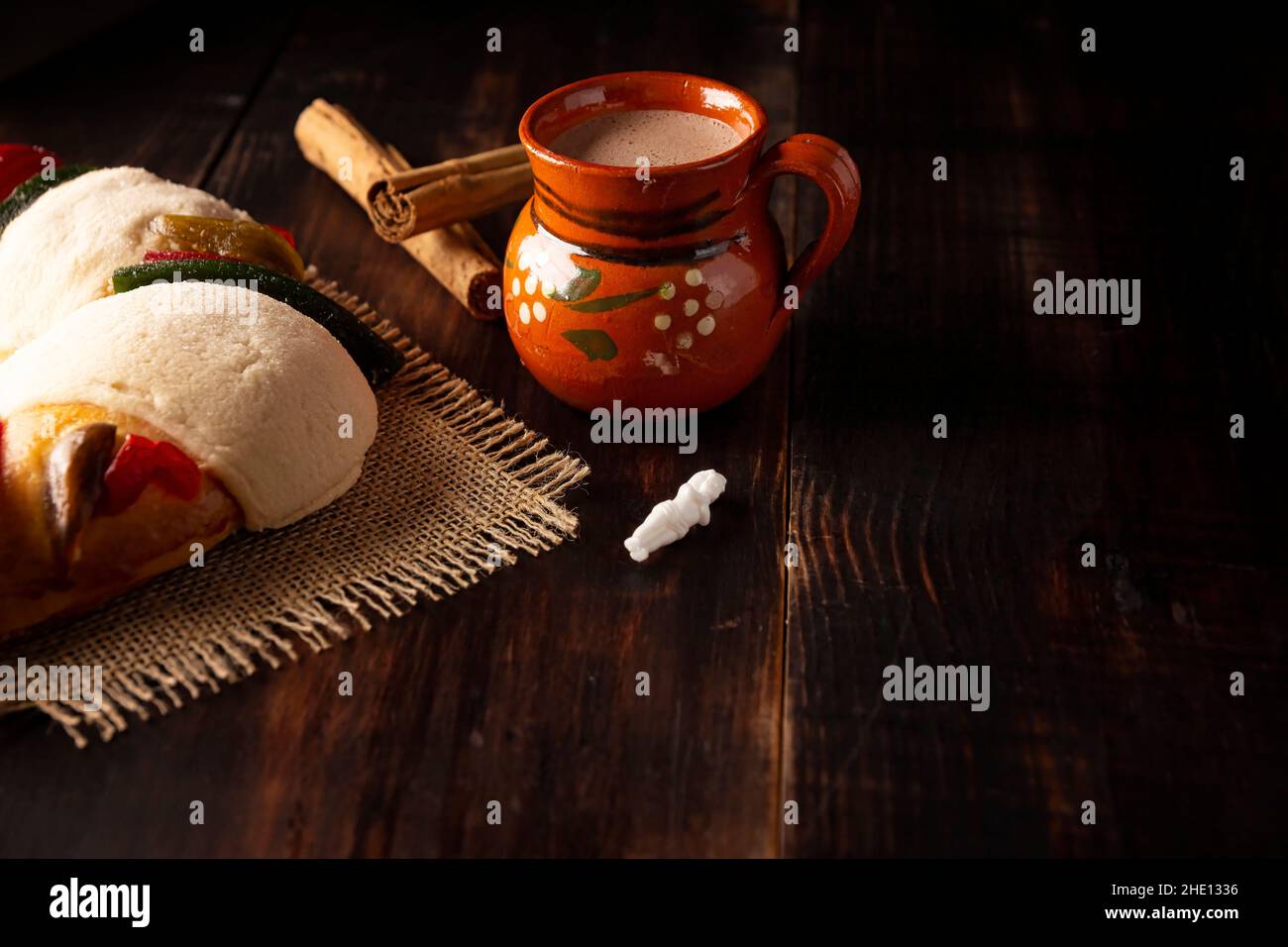 Traditionelle Kings Day Kuchen auch als Rosca de Reyes, Roscon, Epiphany Kuchen und mit einem Ton Jarrito. Mexikanische Tradition am 5th. Januar Stockfoto