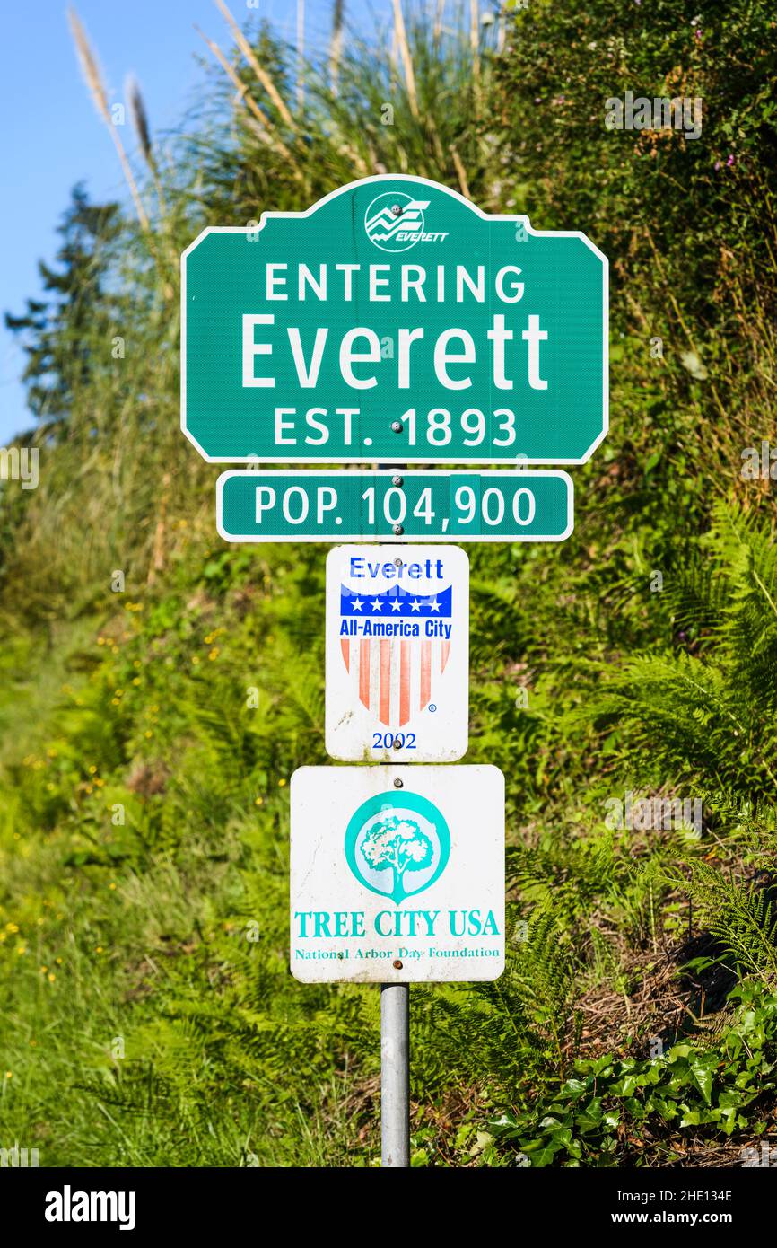 Everett, WA, USA - 16. Juni 2021; Grün und Weiß Zeichen Staaten Eingabe Everett mit Bevölkerungszahl und Zeichen Tree City USA und All American Cit Stockfoto