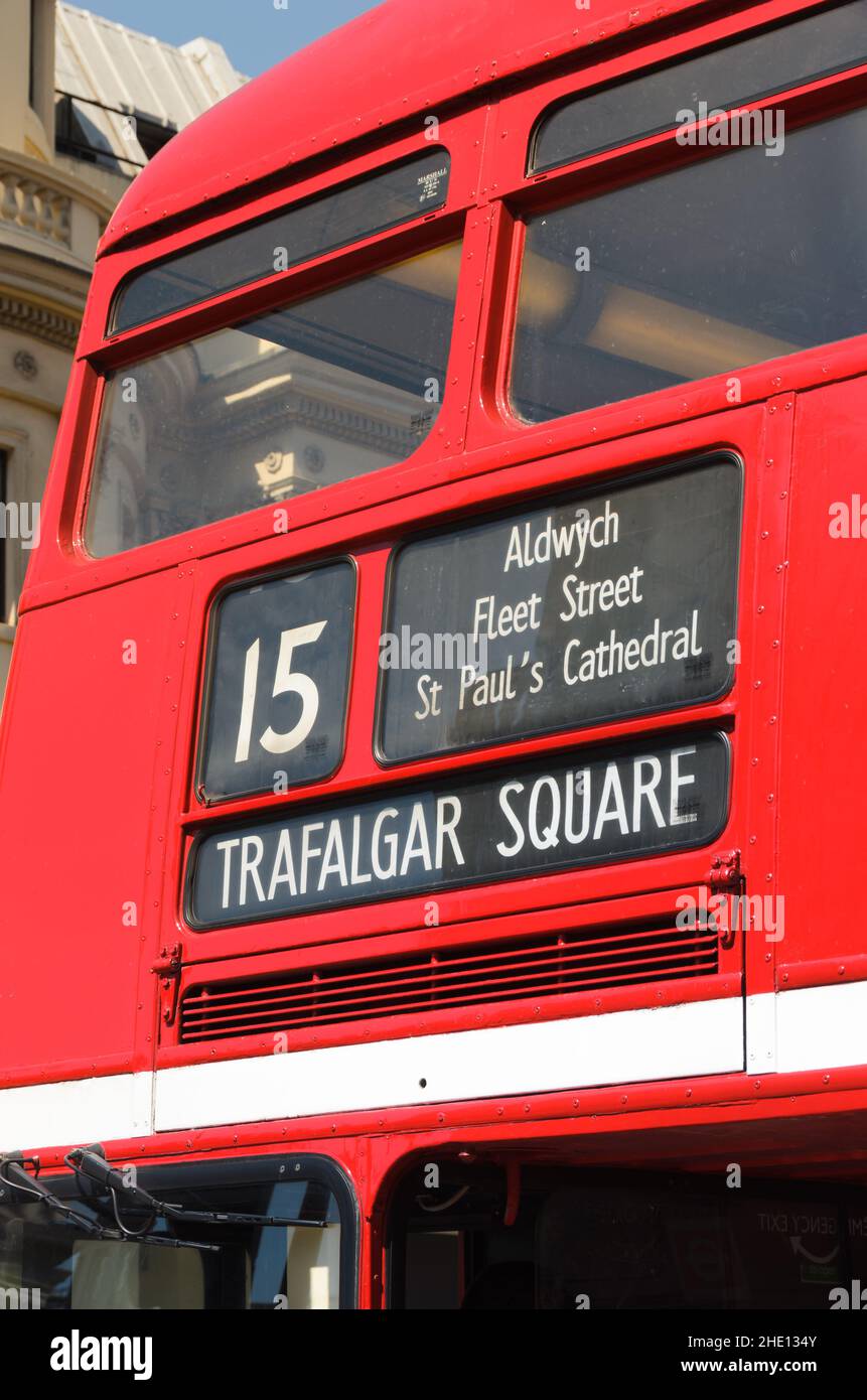 London - 27. Mai 2012; der klassische Routemaster-Bus fährt auf der beliebten Touristenroute 15 zum Trafalgar Square in der Londoner Innenstadt Stockfoto