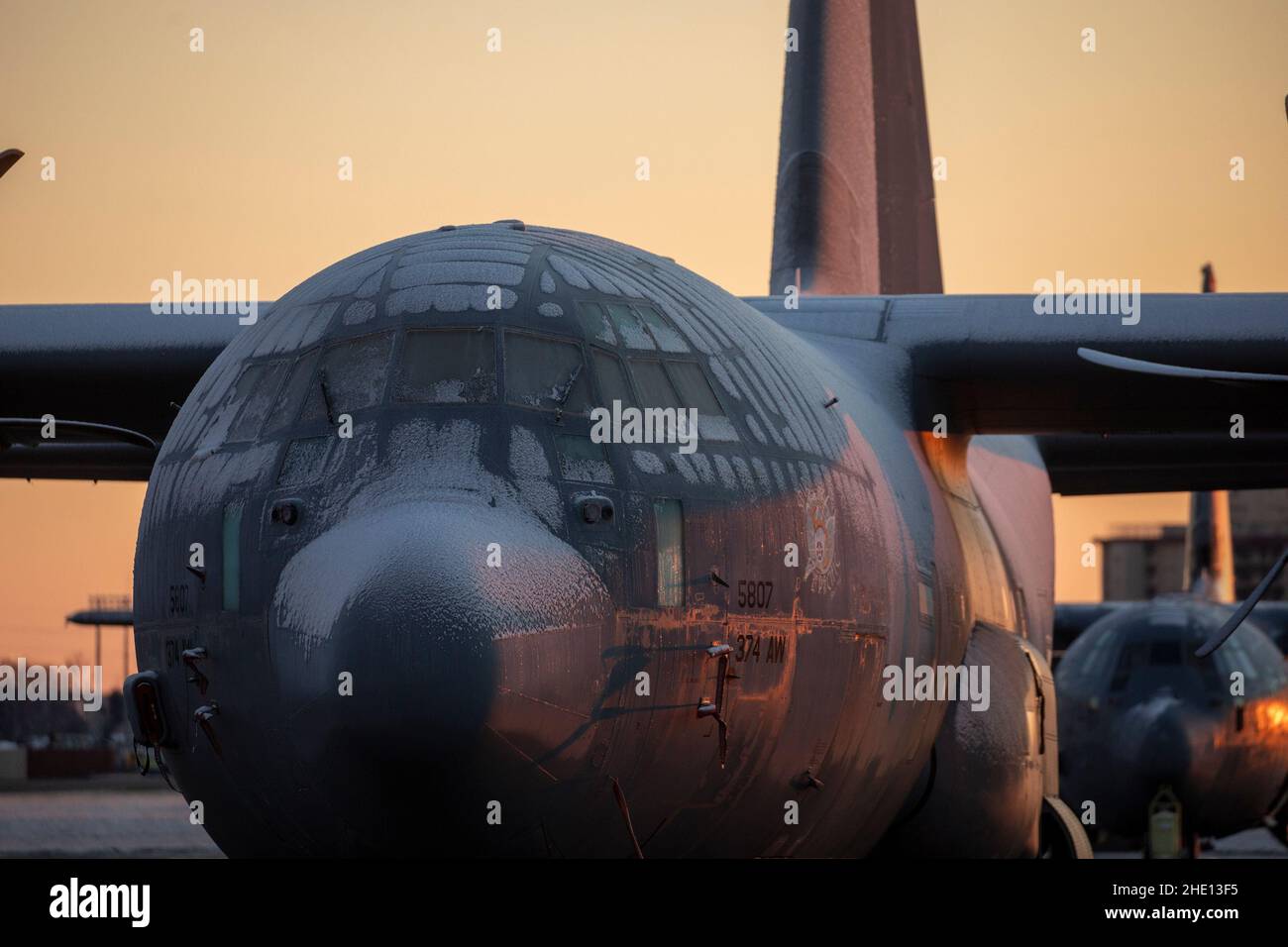 Ein C-130J Super Hercules, der dem 36th Airlift Squadron zugewiesen wurde, sitzt auf der Fluglinie des Yokota Air Base, Japan, 7. Januar 2022. Heftiger Schneefall traf Yokota und die Kanto-Ebene und sammelte am Abend 10 Zentimeter Schnee, ein Niveau, das in den letzten vier Jahren nicht gesehen wurde. (USA Luftwaffe Foto von Yasuo Osakabe) Stockfoto
