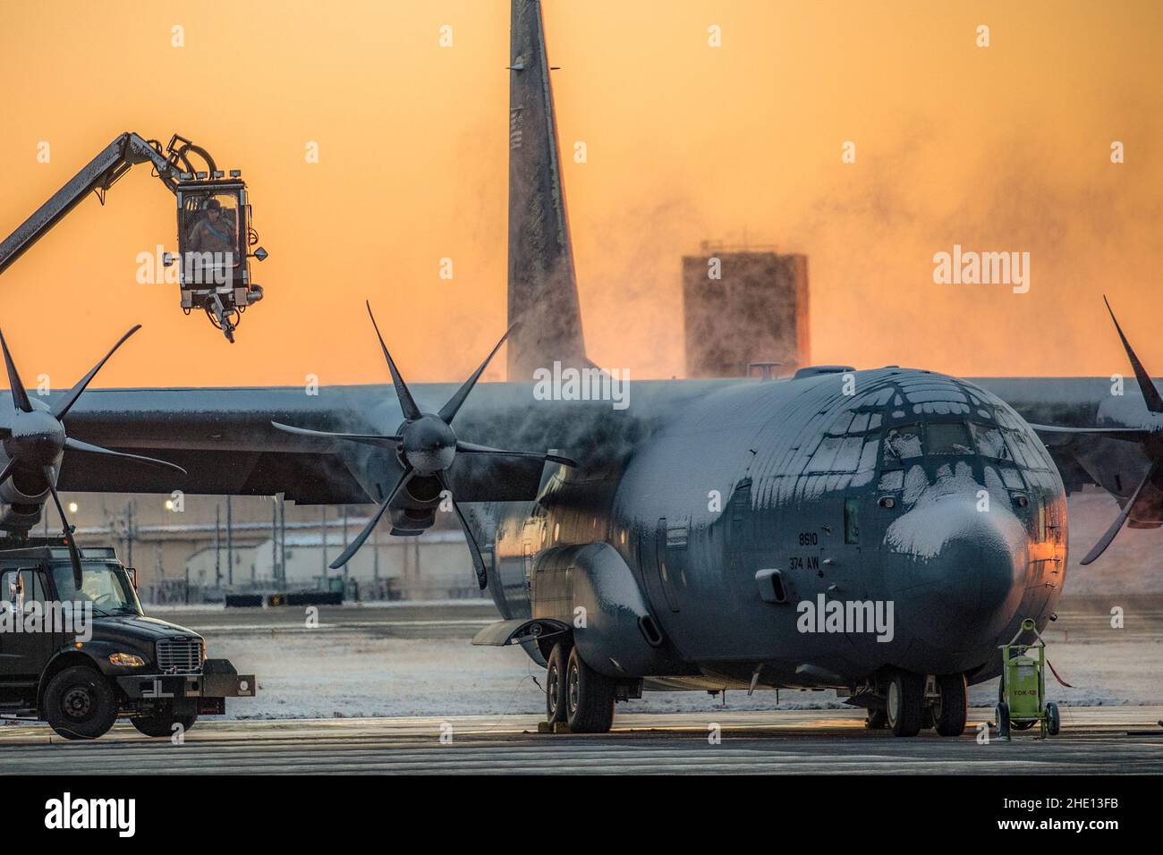 Ein Airman, der dem 374th Aircraft Maintenance Squadron zugewiesen wurde, entstellt einen C-130J Super Hercules, der dem 36th Airlift Squadron auf dem Yokota Air Base, Japan, zugewiesen wurde, 7. Januar 2022. Heftiger Schneefall traf Yokota und die Kanto-Ebene und sammelte am Abend 10 Zentimeter Schnee, ein Niveau, das in den letzten vier Jahren nicht gesehen wurde. (USA Luftwaffe Foto von Yasuo Osakabe) Stockfoto