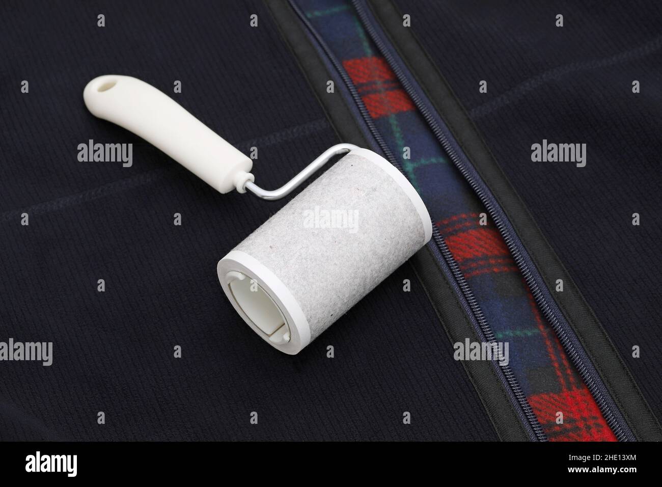 Nahaufnahme des gebrauchten Klebewalzenreinigungs-, Hausarbeit- und Housekeeping-Konzepts Stockfoto