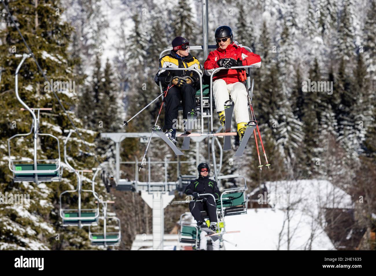 Selca, Slowenien. 07th Januar 2022. Skifahrer fahren mit dem Skilift in Soriska planina, Slowenien. Kredit: SOPA Images Limited/Alamy Live Nachrichten Stockfoto