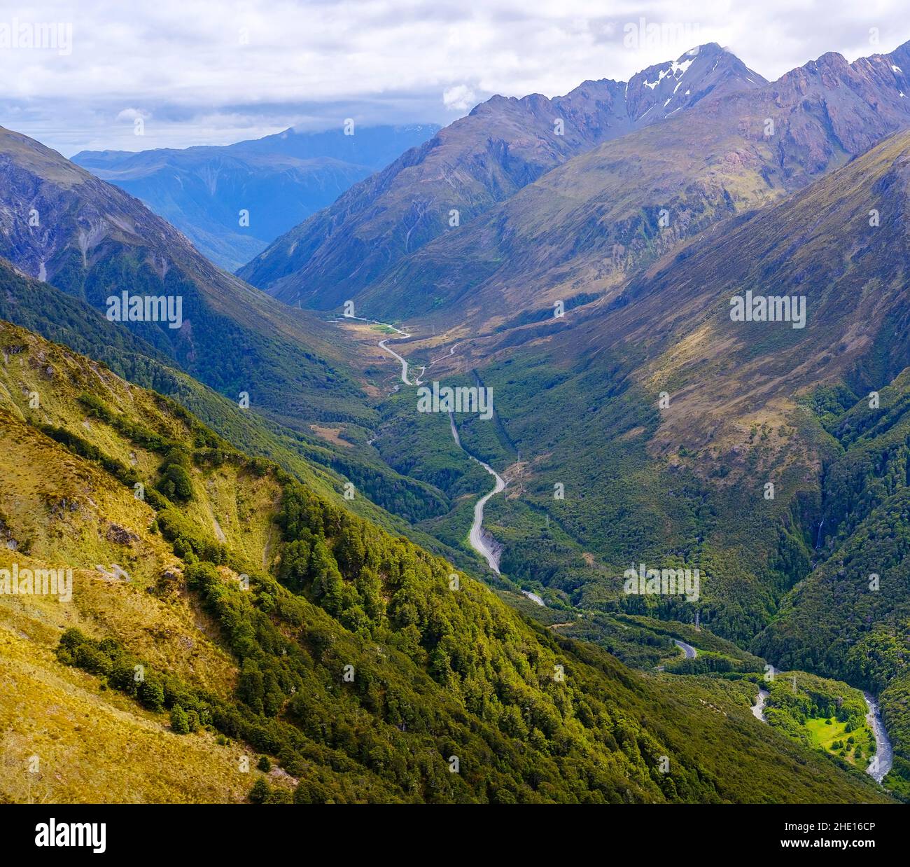 Arthur's Pass Valley an einem sonnigen Tag mit Blick auf die Westküste Neuseelands Stockfoto