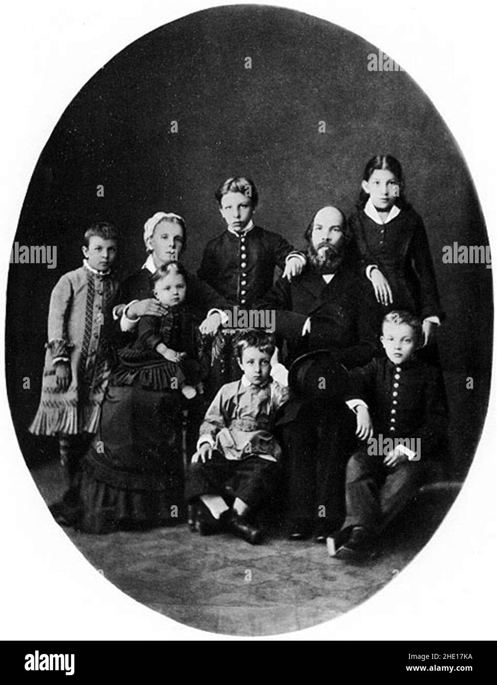 Die Familie Uljanow. Rechts sitzt der zukünftige Lenin, Wladimir Iljitsch Uljanow. Sein älterer Bruder Alexander, dessen Hinrichtung ein wichtiger Faktor<Lenins Leben war, steht in der Mitte. Stockfoto