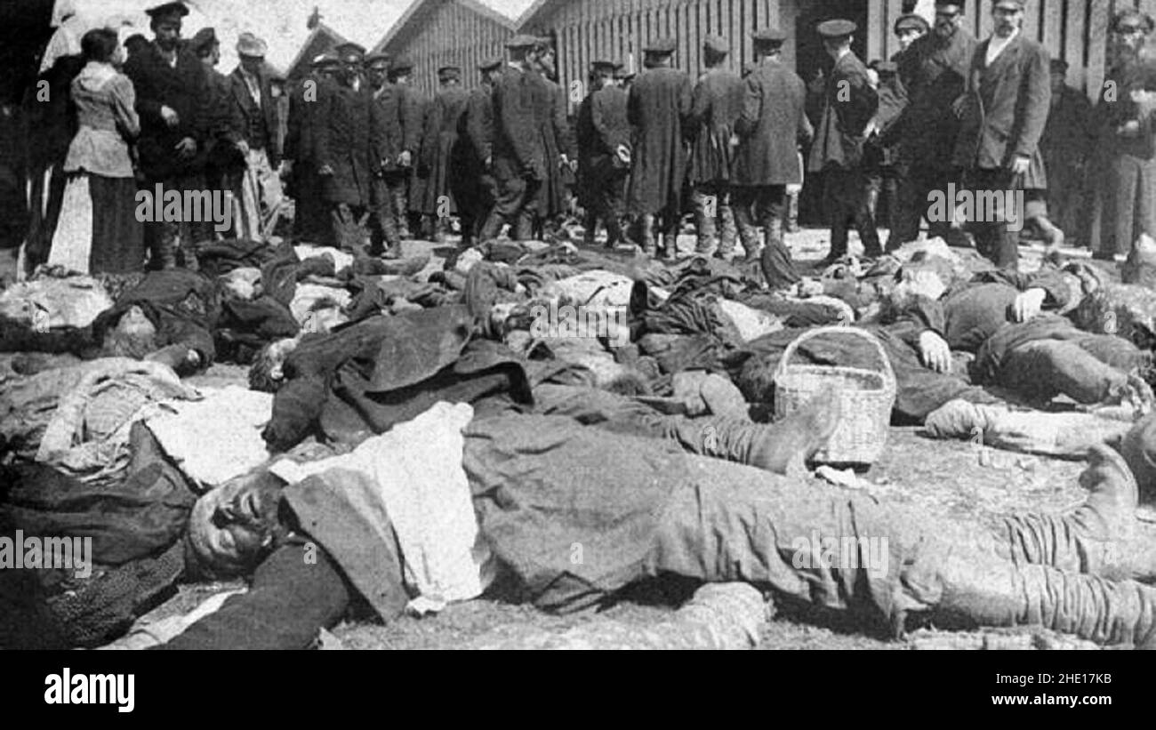 Zermalmte Körper auf dem Boden nach der Tragödie von Chodynka - ein Gedränge unter der Menge auf dem Chodynka-Feld während der Krönung von Zar Nikolaus II. Tötete um 1300 und hinterließ viele weitere Verletzte. Stockfoto