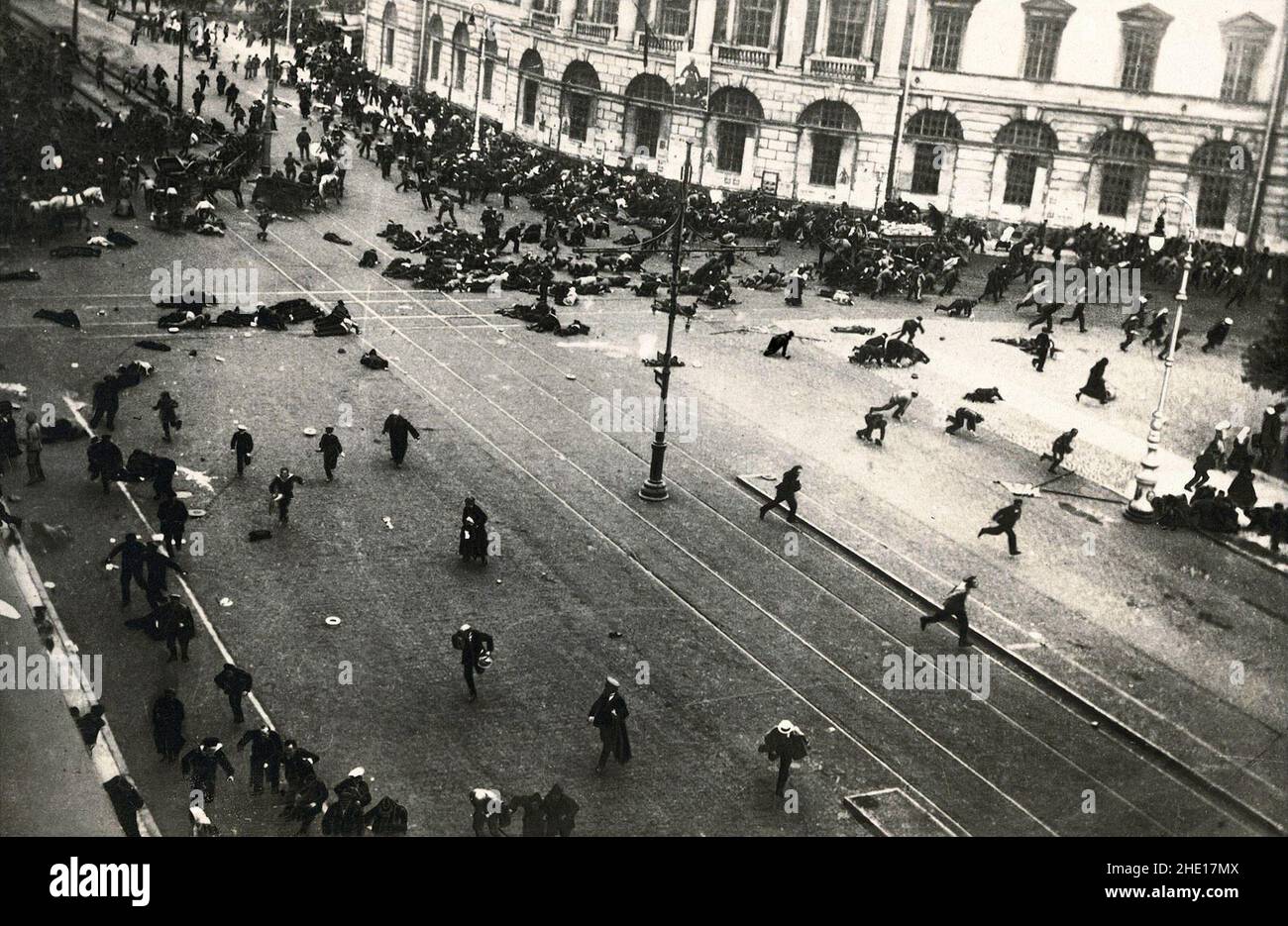 Ein Aufstand auf dem Newski Prsopekt in Petrograd (St. Petersberg) während der Russischen Revolution 1917 Stockfoto