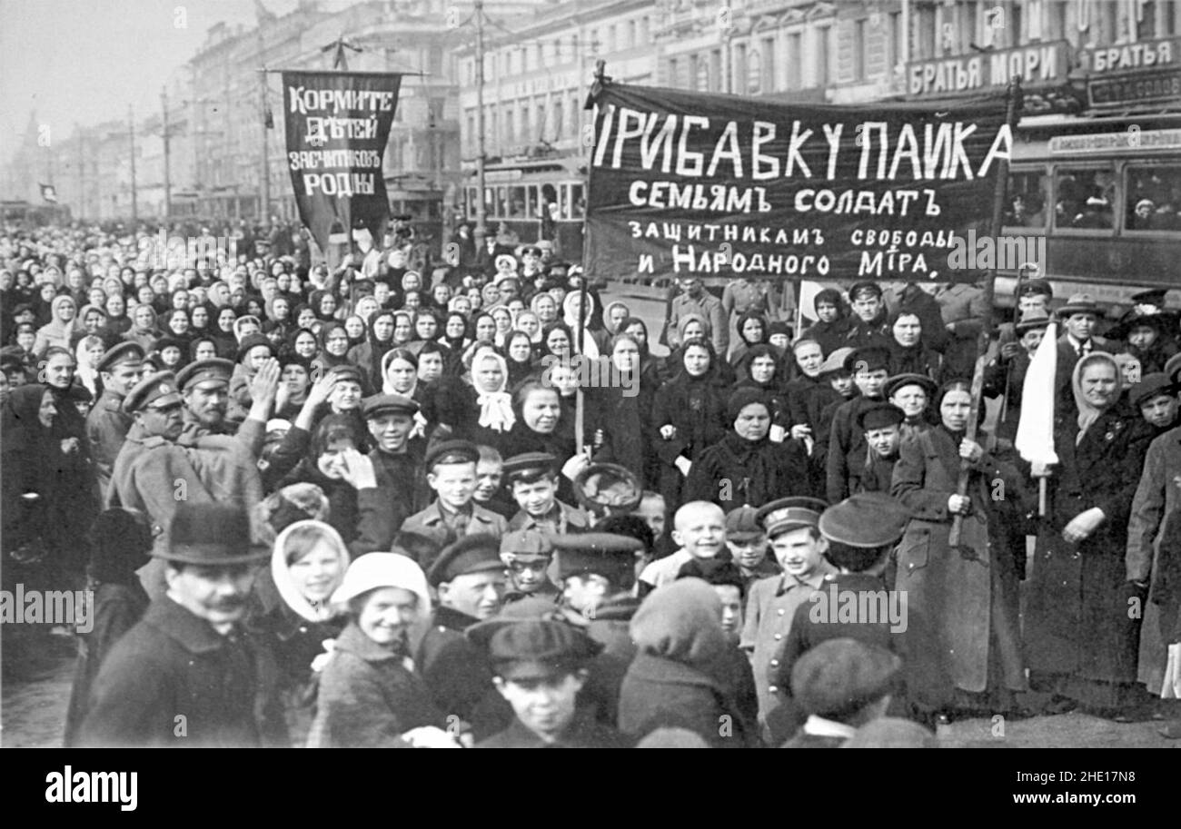 Protestieren von Menschenmengen auf den Straßen in den zivilen Unruhen, die bei der Revolution von 1905 und dem Blutigen Sonntag, wo rund 200 Demonstranten von Truppen getötet wurden, um die Ordnung wiederherzustellen, zu reüssieren Stockfoto