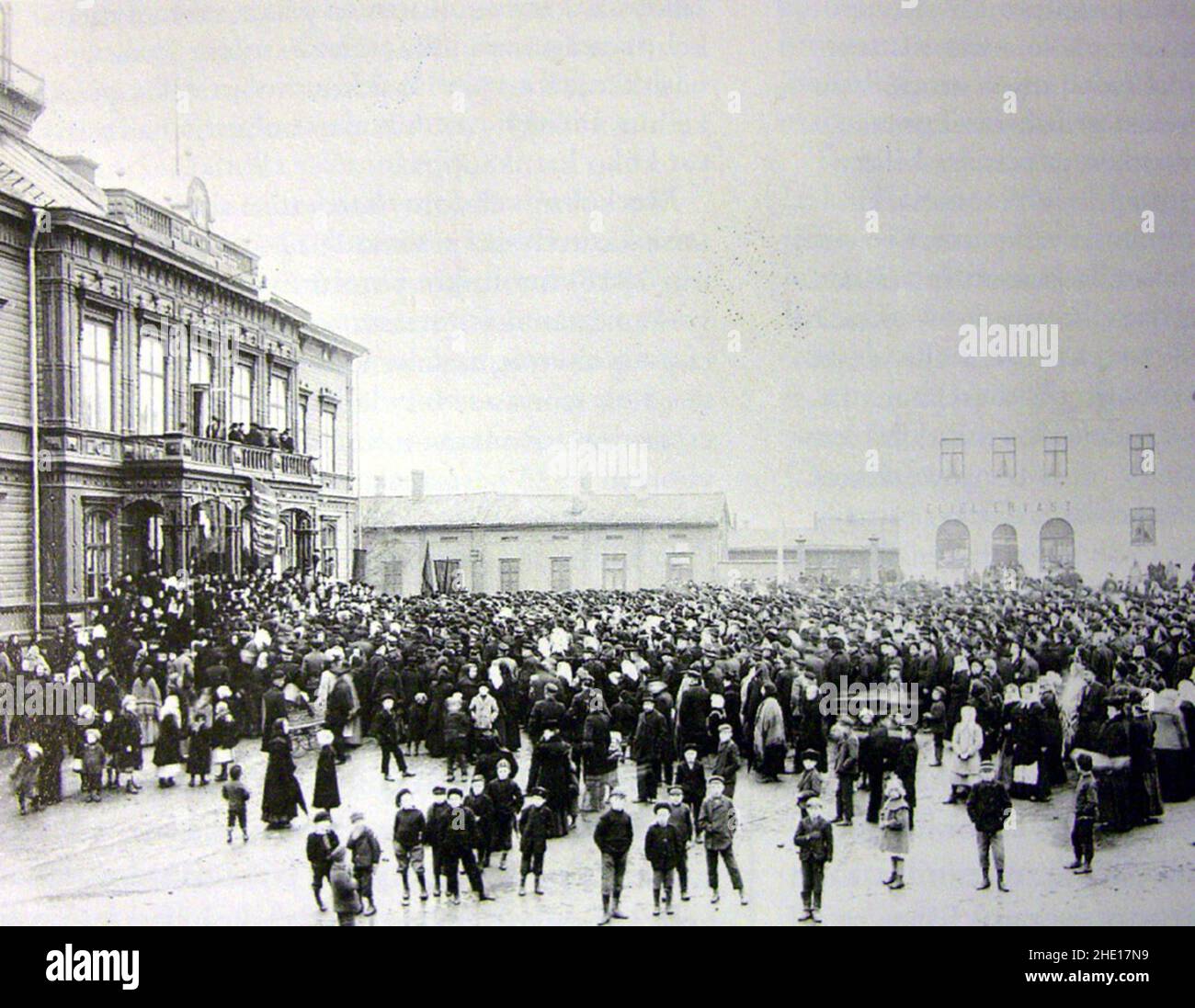 Gruppen von Demonstranten auf den Straßen während der Bürgerunruhen und gescheiterten Revolutionsversuch vom 1905. Januar, der zum Blutsonntagsmassaker führte, als Truppen eingesetzt wurden, um die Ordnung wiederherzustellen. Stockfoto