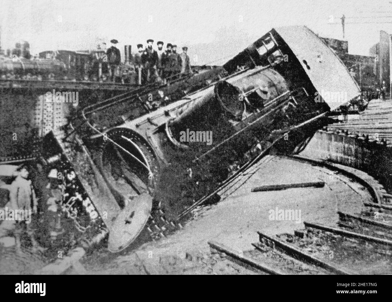 Eine Eisenbahnlokomotive, die von Streikenden in Tiflis (heute Tblisi) in Georgien während der Bürgerunruhen 1905 umgesteult wurde. Stockfoto