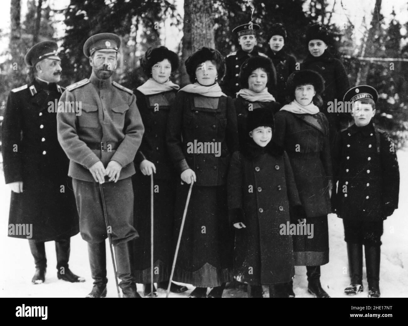 Zar Nikolaus II. Von Russland mit seiner Familie im Exil in Zarskoe Selo, dem Sommerpalast. Neben Nikolaus II. Sind (von L) die Großherzoginnen Tatiana, Olga, Marie und Anastasia und (vor ihnen) sein Sohn Alexis. Die vier Jungen auf der rechten Seite sind die Fürsten Nikita, Rostislav, Dmitri und Alexandrovitch, Söhne der ältesten Schwester des Imperators Großherzogin Xenia Alexandrovna. Stockfoto