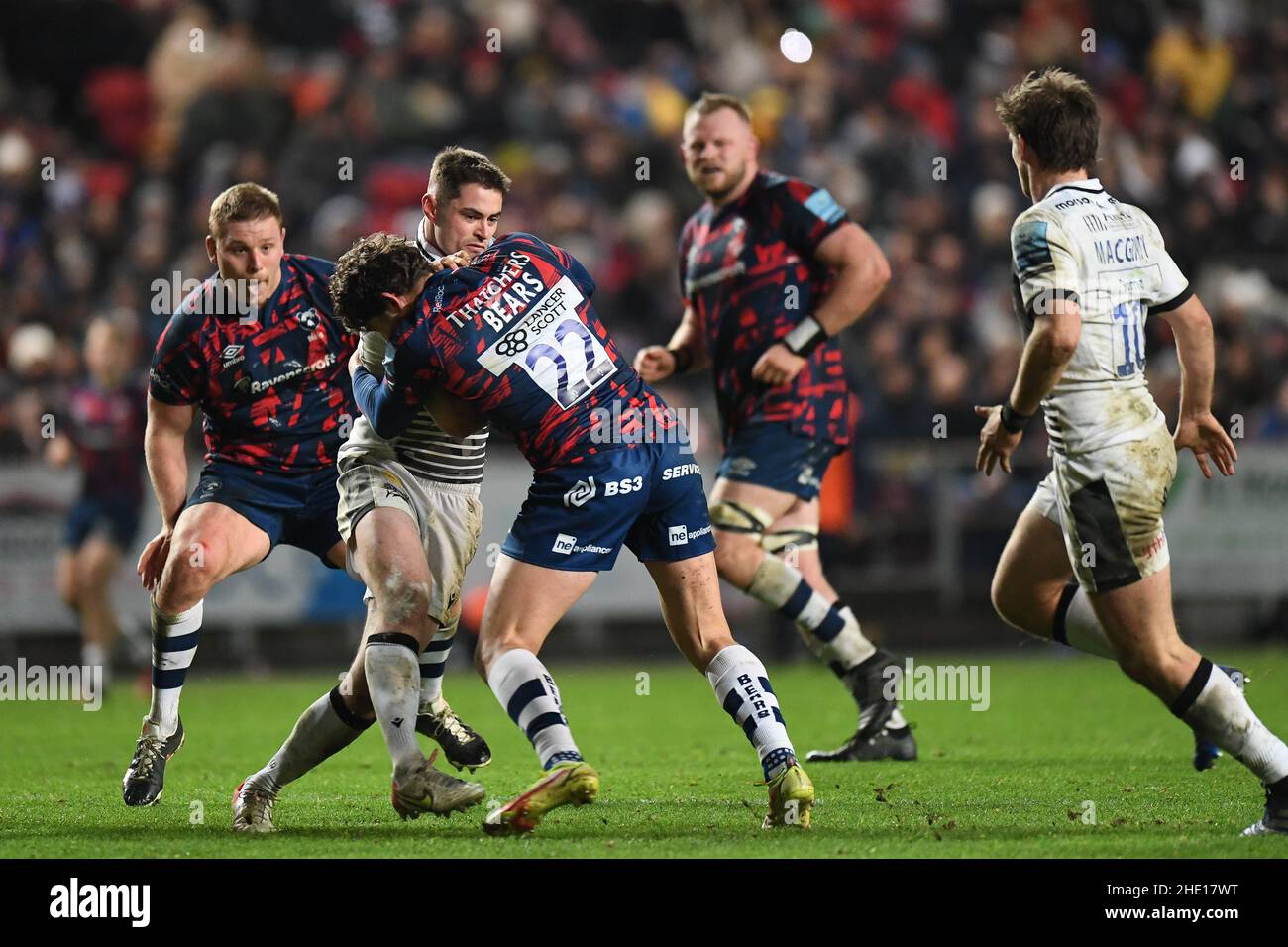 Piers OÕConor von Bristol Bears, über den Angriff während des Spiels Stockfoto