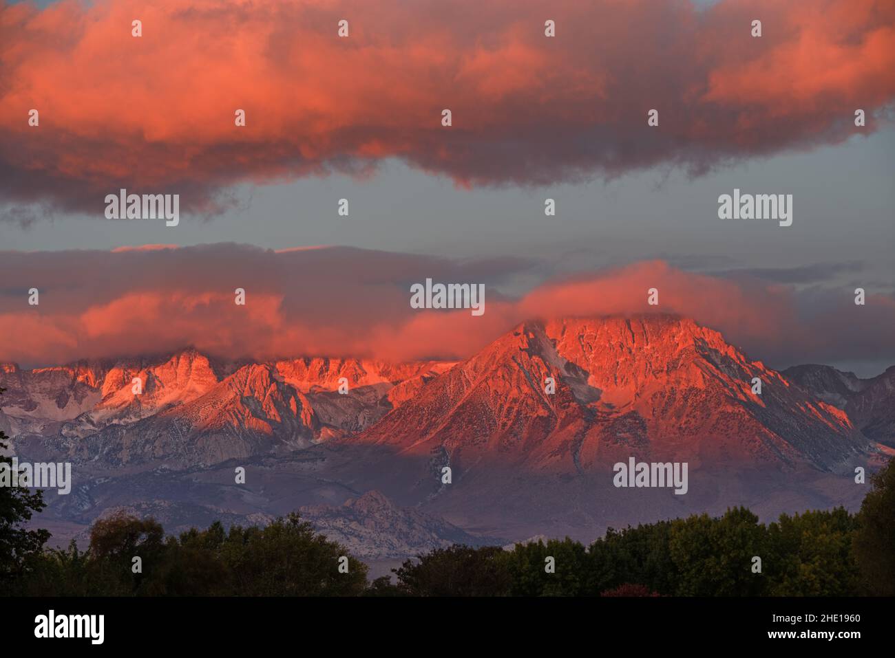 sonnenaufgang auf dem Basin Mountain in der östlichen Sierra von Bishop California Stockfoto