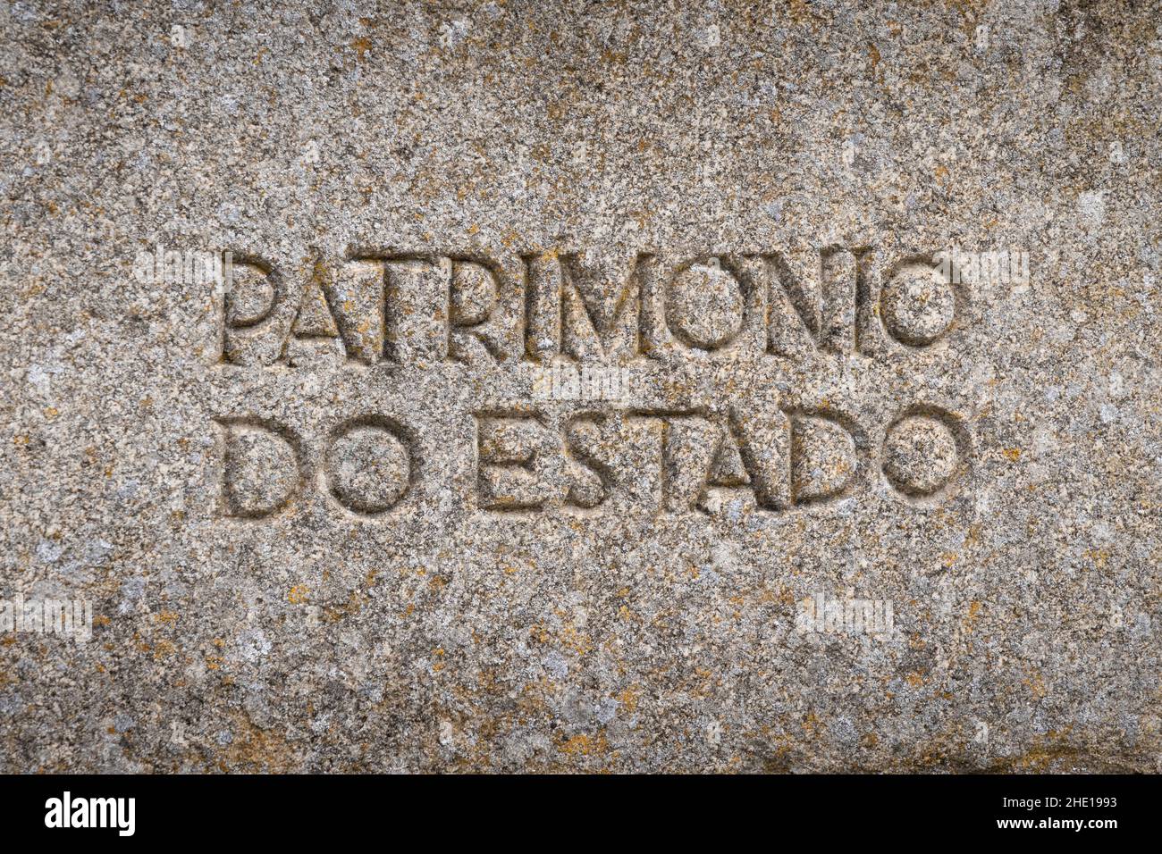 „Património do Estado“ markiert das historische Eingangstor der Fortaleza de Valença entlang des Camino Portuguese in Valença, Portugal. Diese Route des C Stockfoto