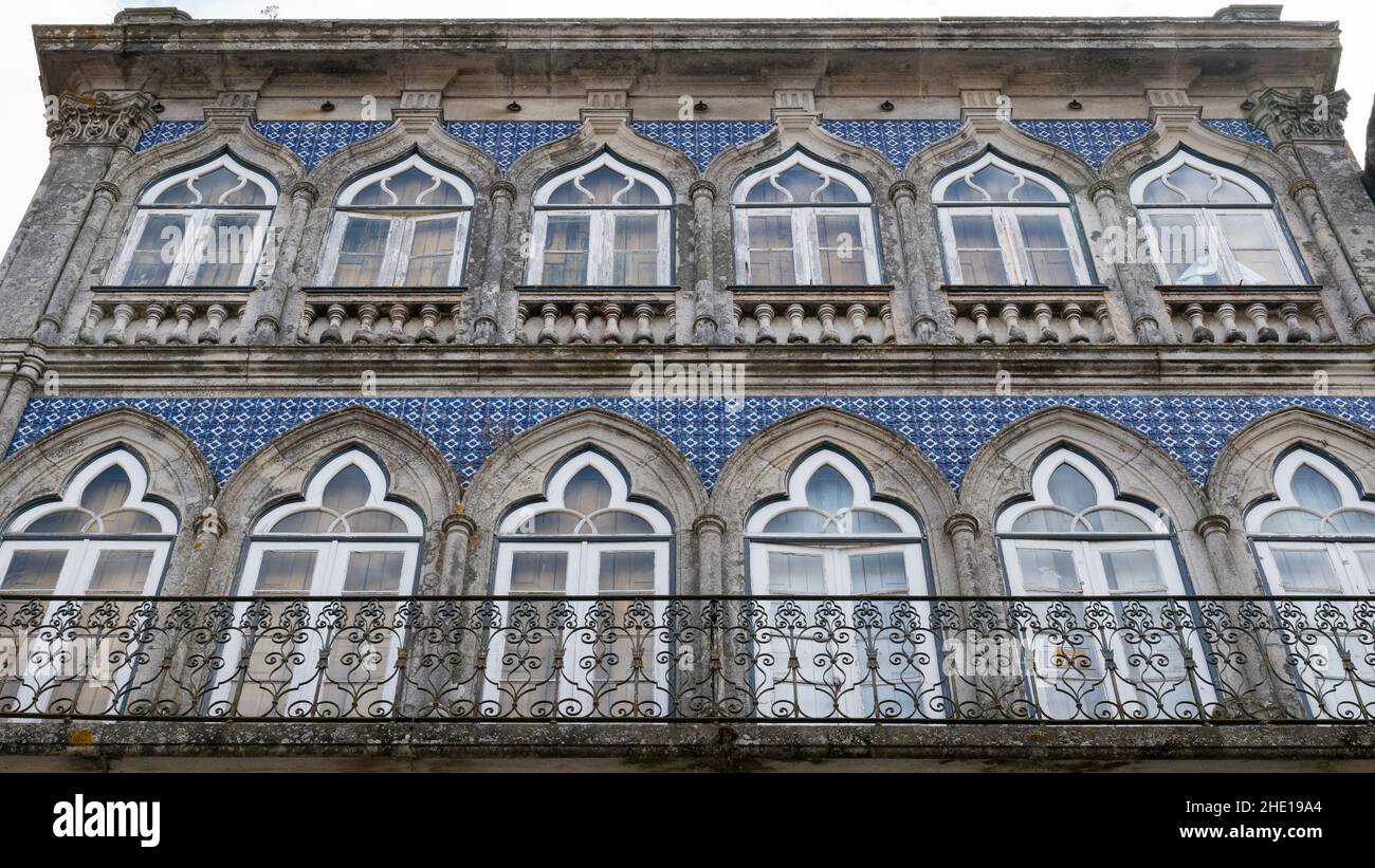 Fassade verziert mit traditionellen Azulejo-Fliesen auf der Rua Conselheiro Lopes da Silva entlang des Camino Portuguese in Valença, Portugal. Diese Route der Th Stockfoto