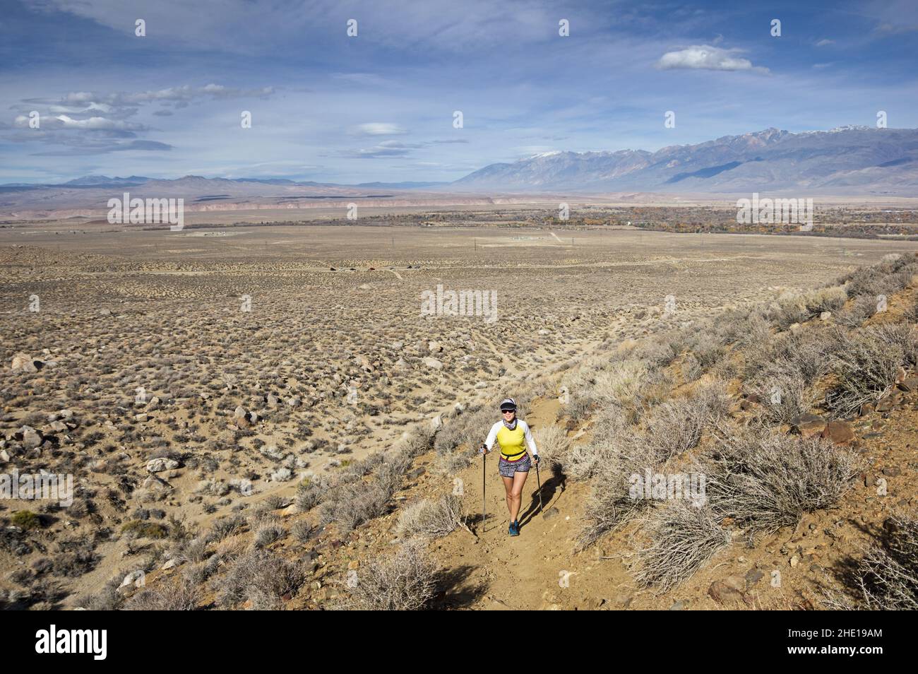 Frau, die einen Hügel außerhalb von Bishop California im Owens Valley hinaufwandert Stockfoto