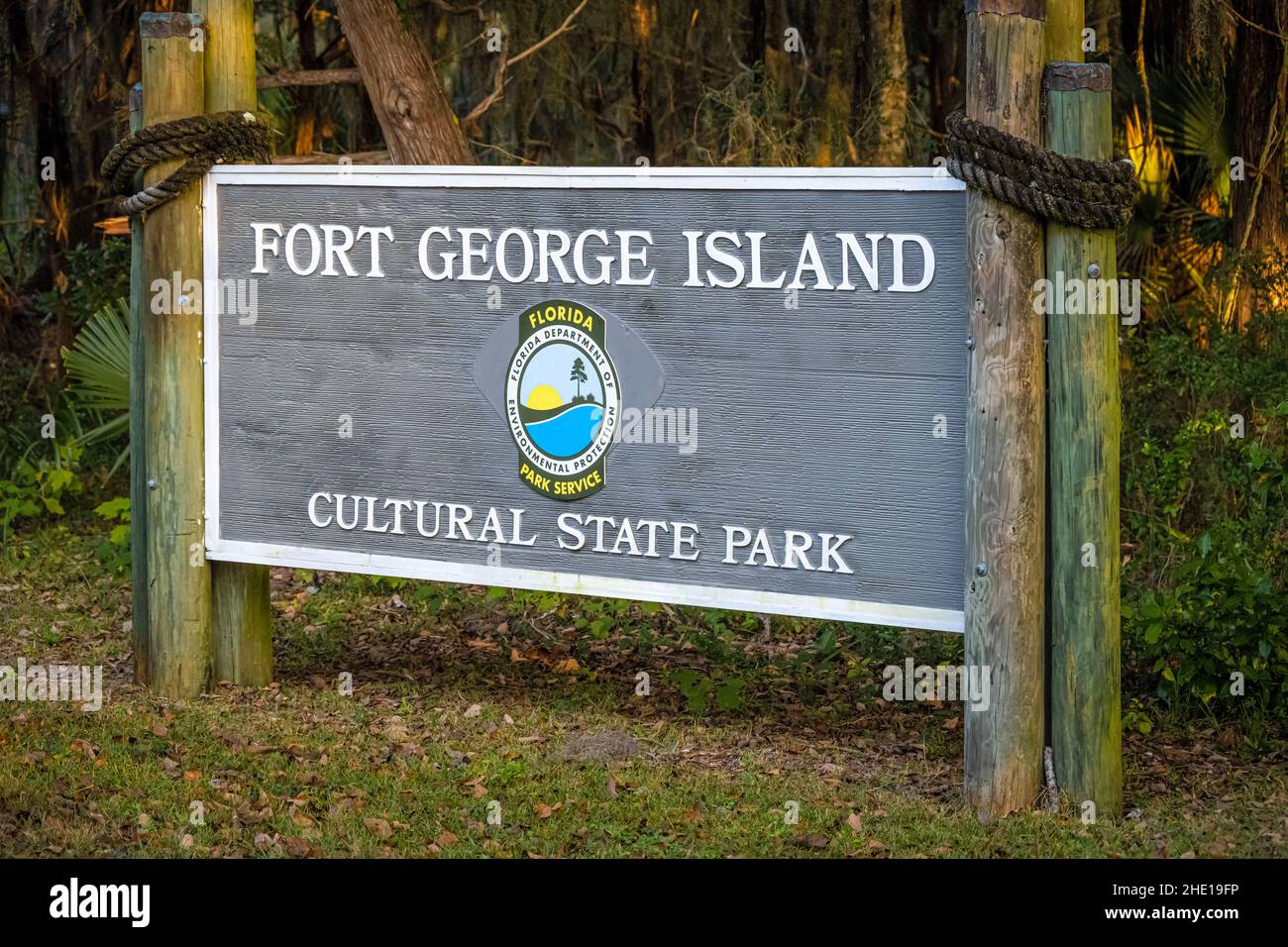 Eintrittsschild zum Fort George Island Cultural State Park in Jacksonville, Florida. (USA) Stockfoto
