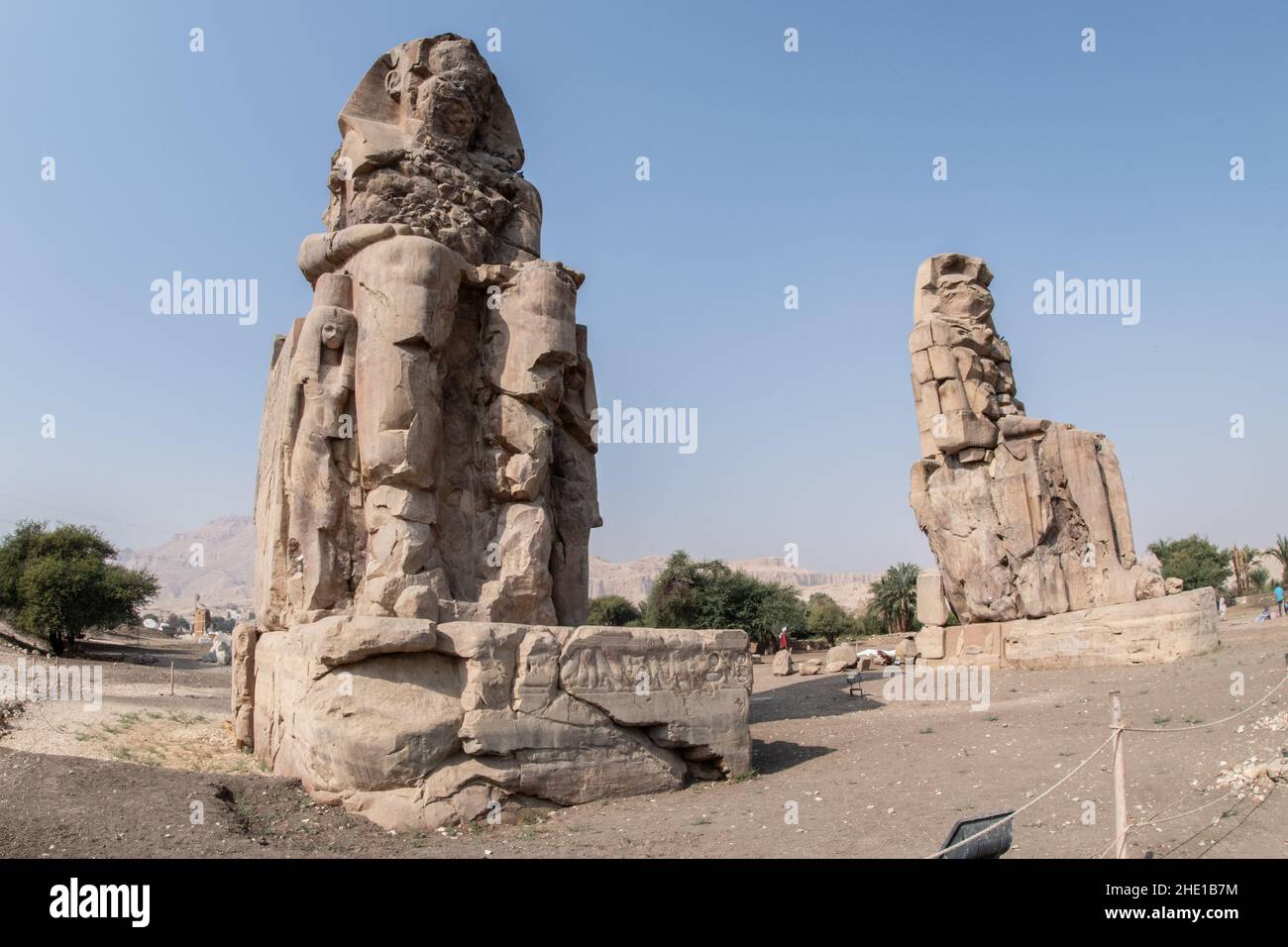 Colossi von Memnon, zwei massive Steinstatuen des Pharao Amenhotep III, ein beliebter Haltepunkt für Touristen in Ägypten. Stockfoto