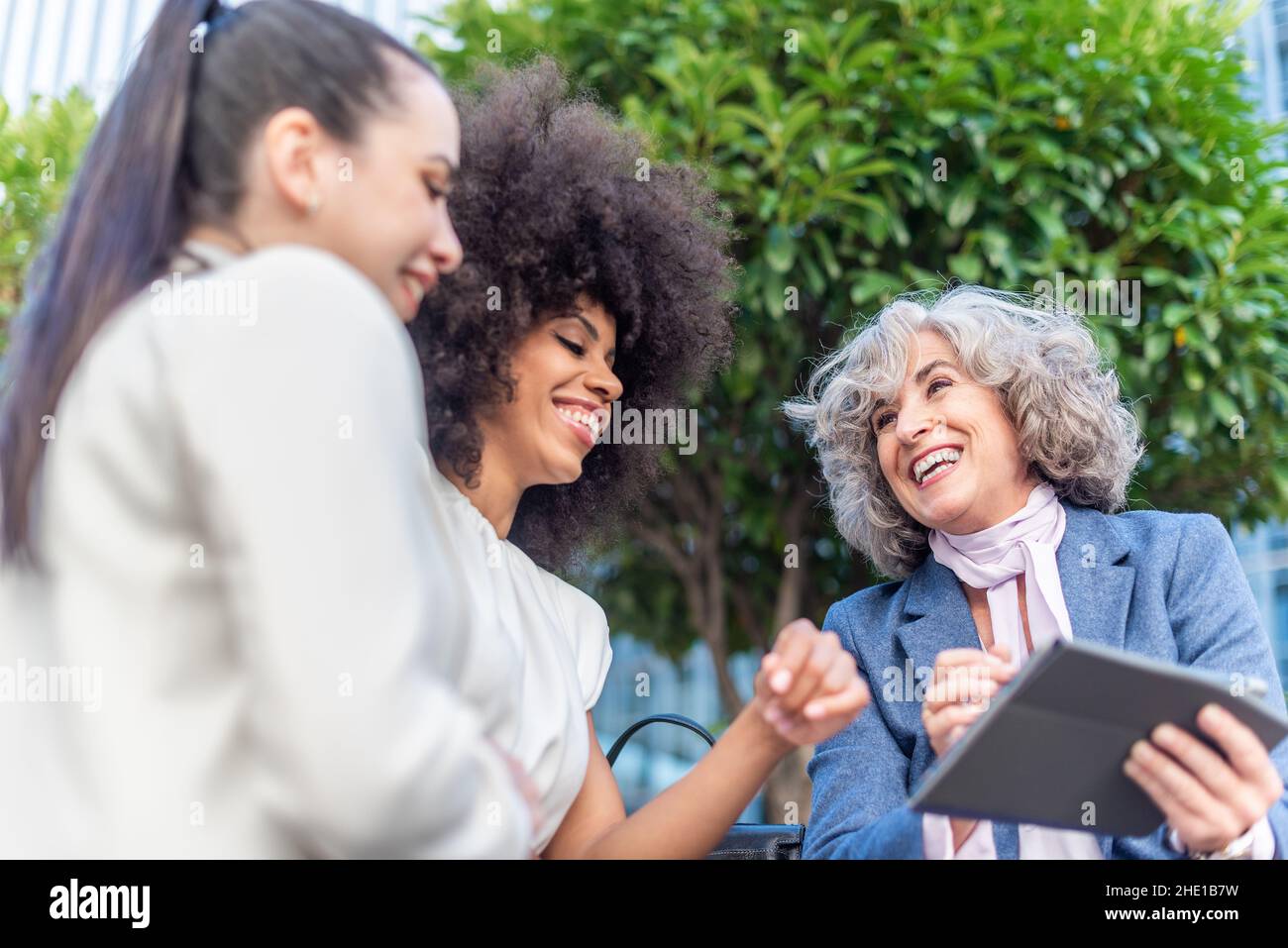 Weibliche Kollegen genießen ihre Freizeit in der Stadt Stockfoto