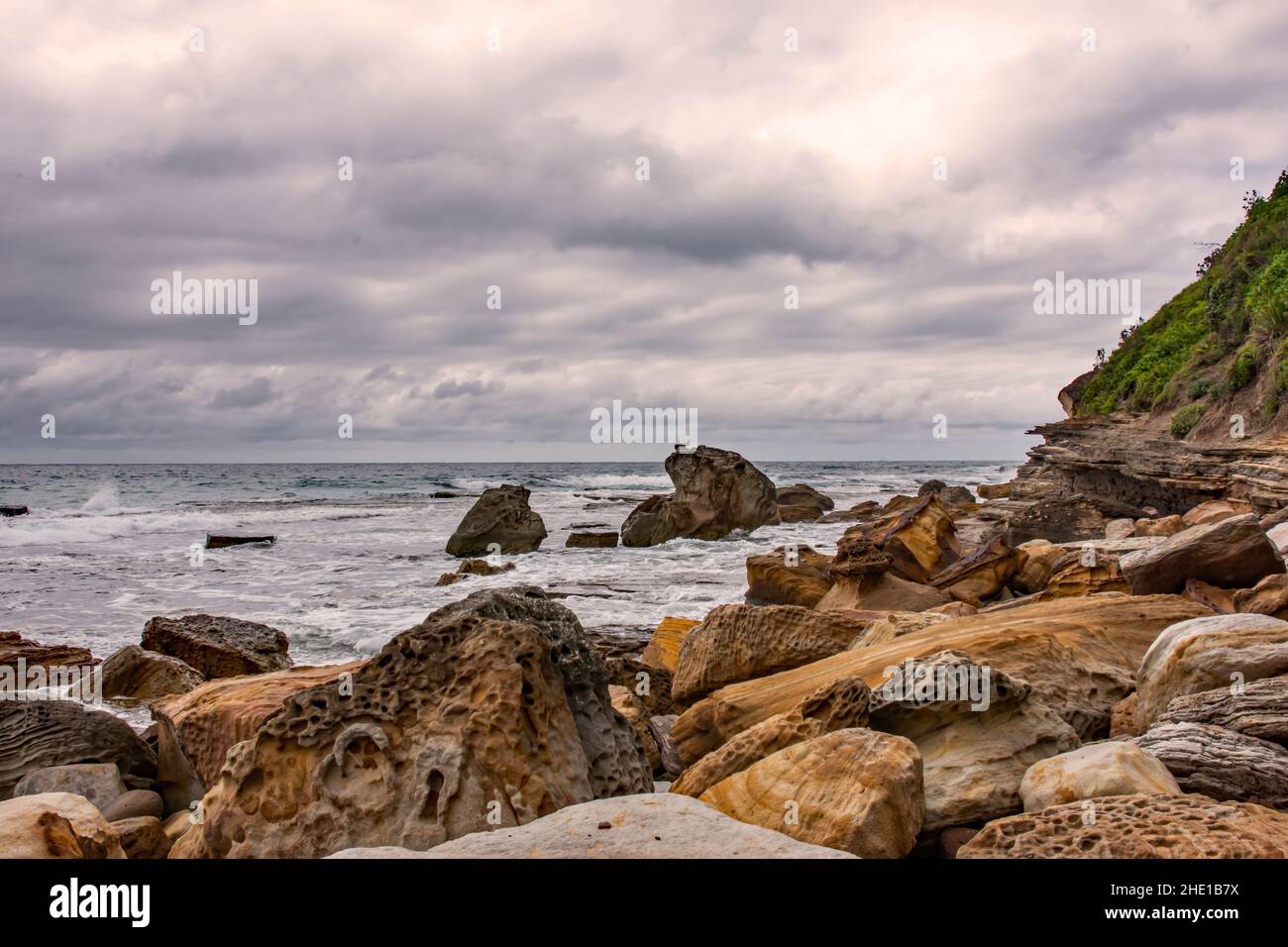 Gefallene verwitterte Felsen am Turmetta Beach in den nördlichen Vororten Sydneys. Stockfoto