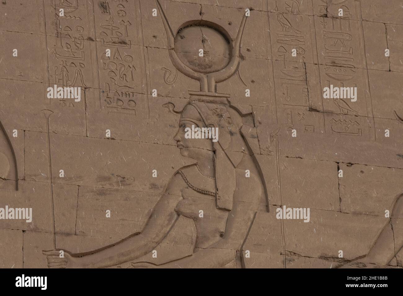 Alte ägyptische Schnitzereien an der Außenseite des Edfu-Tempels eine archäologische Stätte in Ägypten. Stockfoto