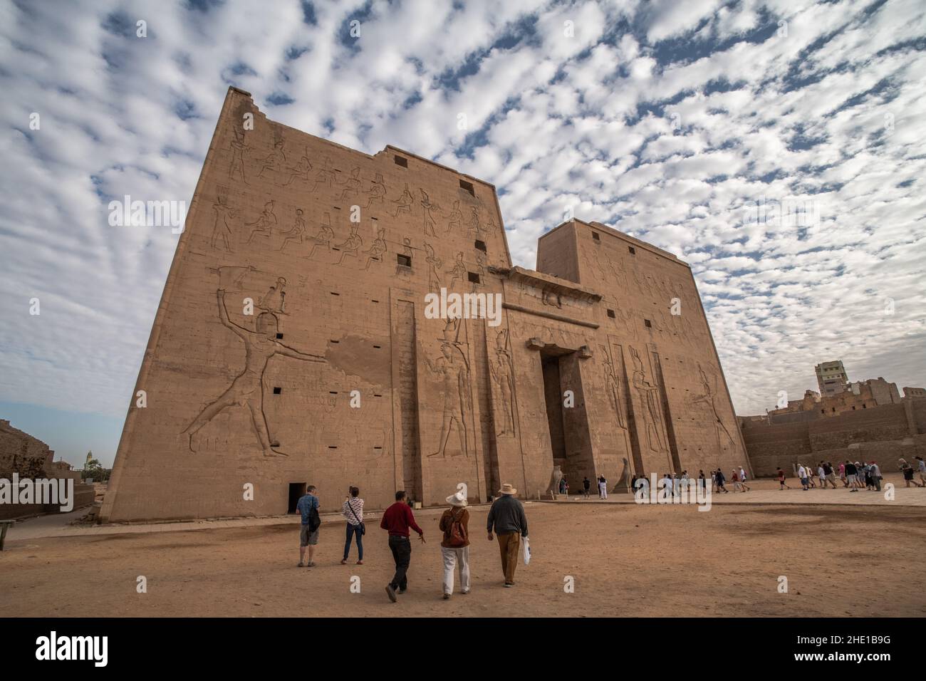Das Äußere des Edfu-Tempels, einer berühmten archäologischen Stätte in Ägypten. Stockfoto