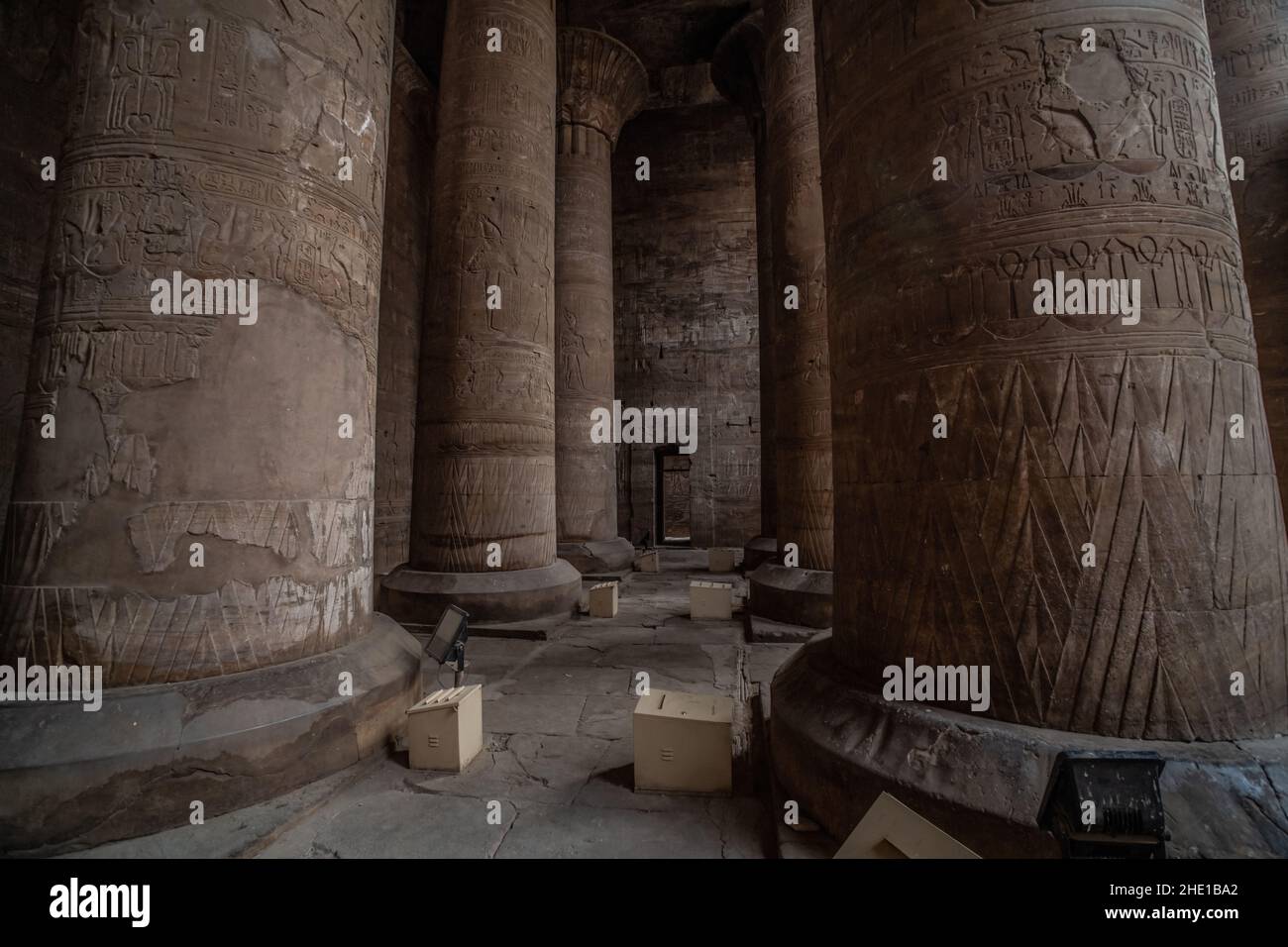 Das Innere des Edfu-Tempels, einer berühmten archäologischen Stätte in Ägypten. Ein Raum mit geschnitzten Steinsäulen, Stockfoto