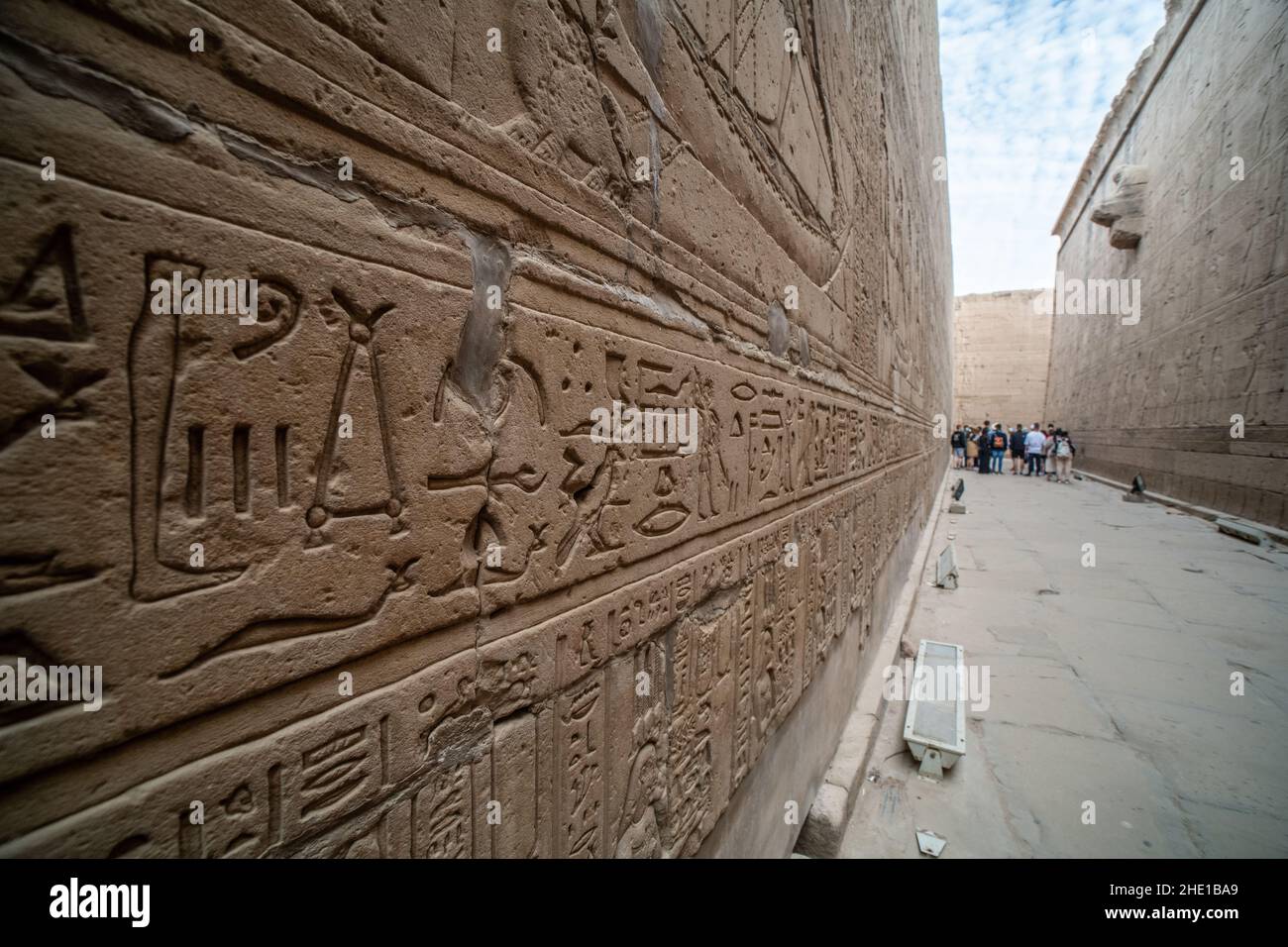 Der innere Durchgang des Edfu-Tempels, der mit antiken Reliefskulpturen und Hieroglyphen bedeckt ist, ist eine der berühmtesten archäologischen Stätten Ägyptens. Stockfoto