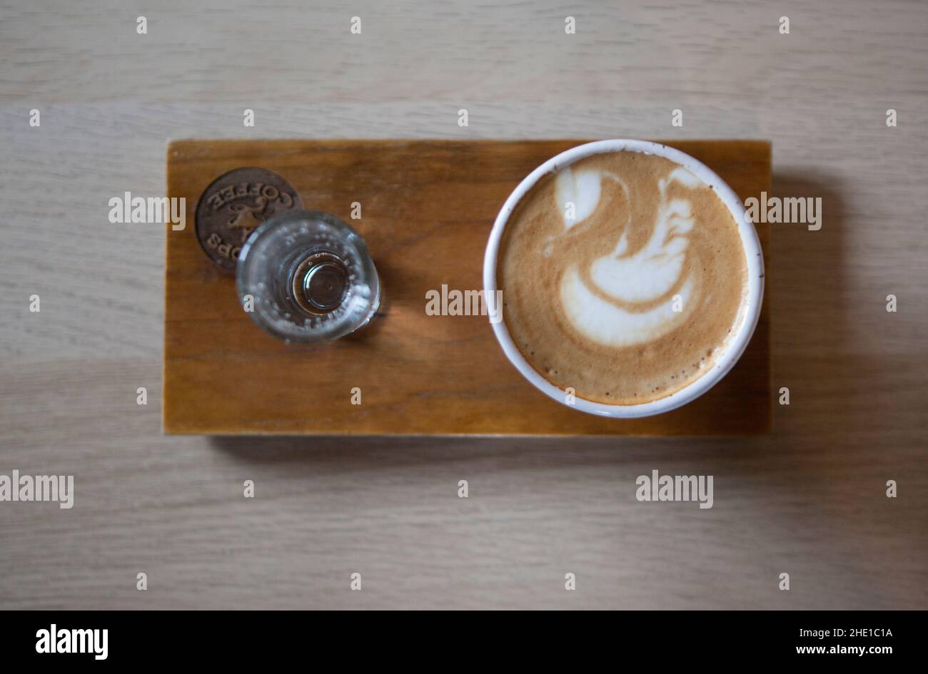 Eine Tasse Kaffee Latte auf einem Holztisch Stockfoto