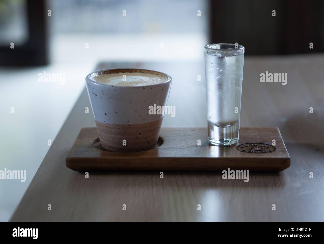 Eine Tasse Kaffee Latte auf einem Holztisch Stockfoto