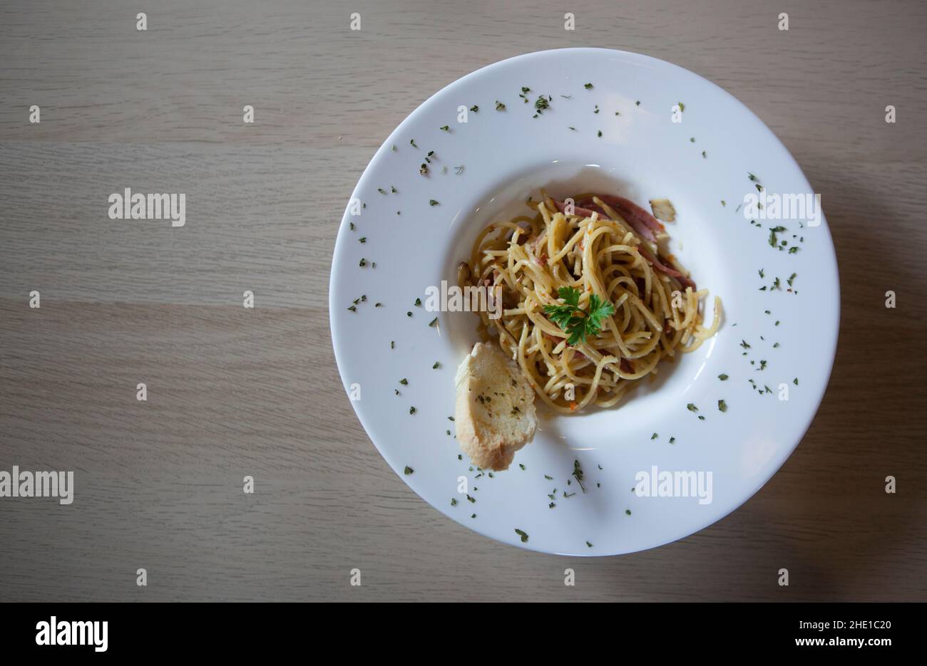 Spaghetti Aglio Olio auf einem weißen Teller. Draufsicht Stockfoto