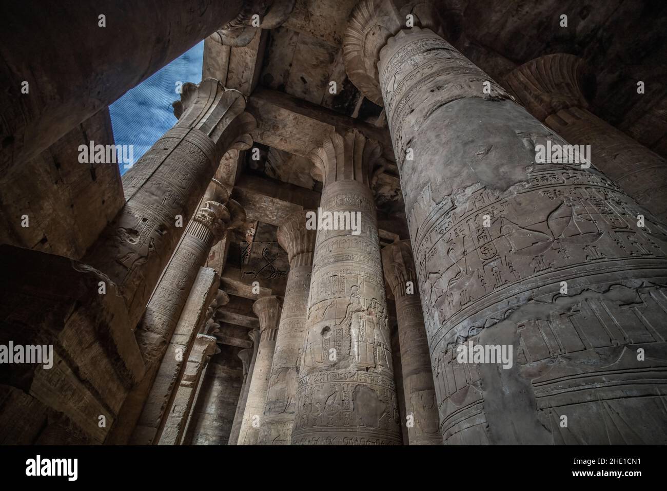 Riesige Steinsäulen im Tempel von Edfu, einer antiken archäologischen Stätte in Ägypten. Stockfoto
