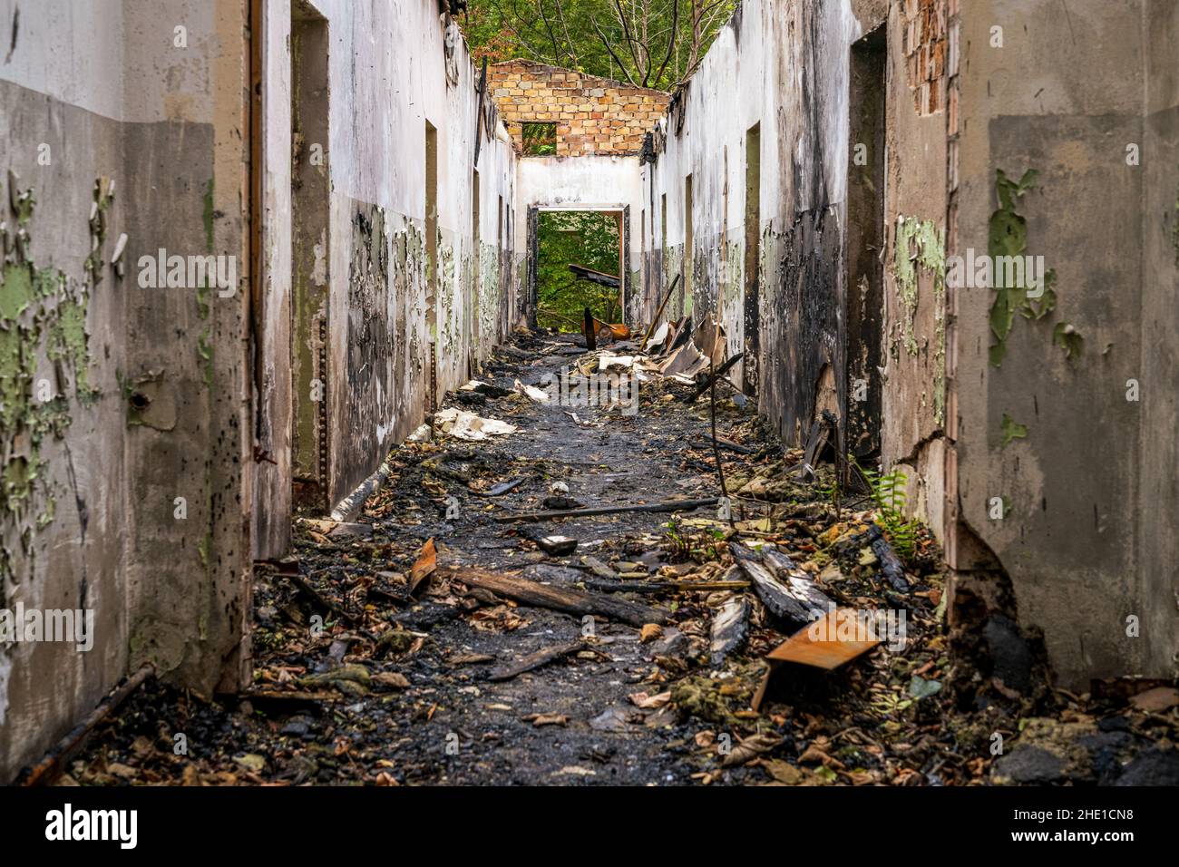 Sassnitz, Mecklenburg-Vorpommern, Deutschland - 02. Oktober 2020: Ruinen von Kasernen der Nationalen Volksarmee des ehemaligen Deutschen dem Stockfoto