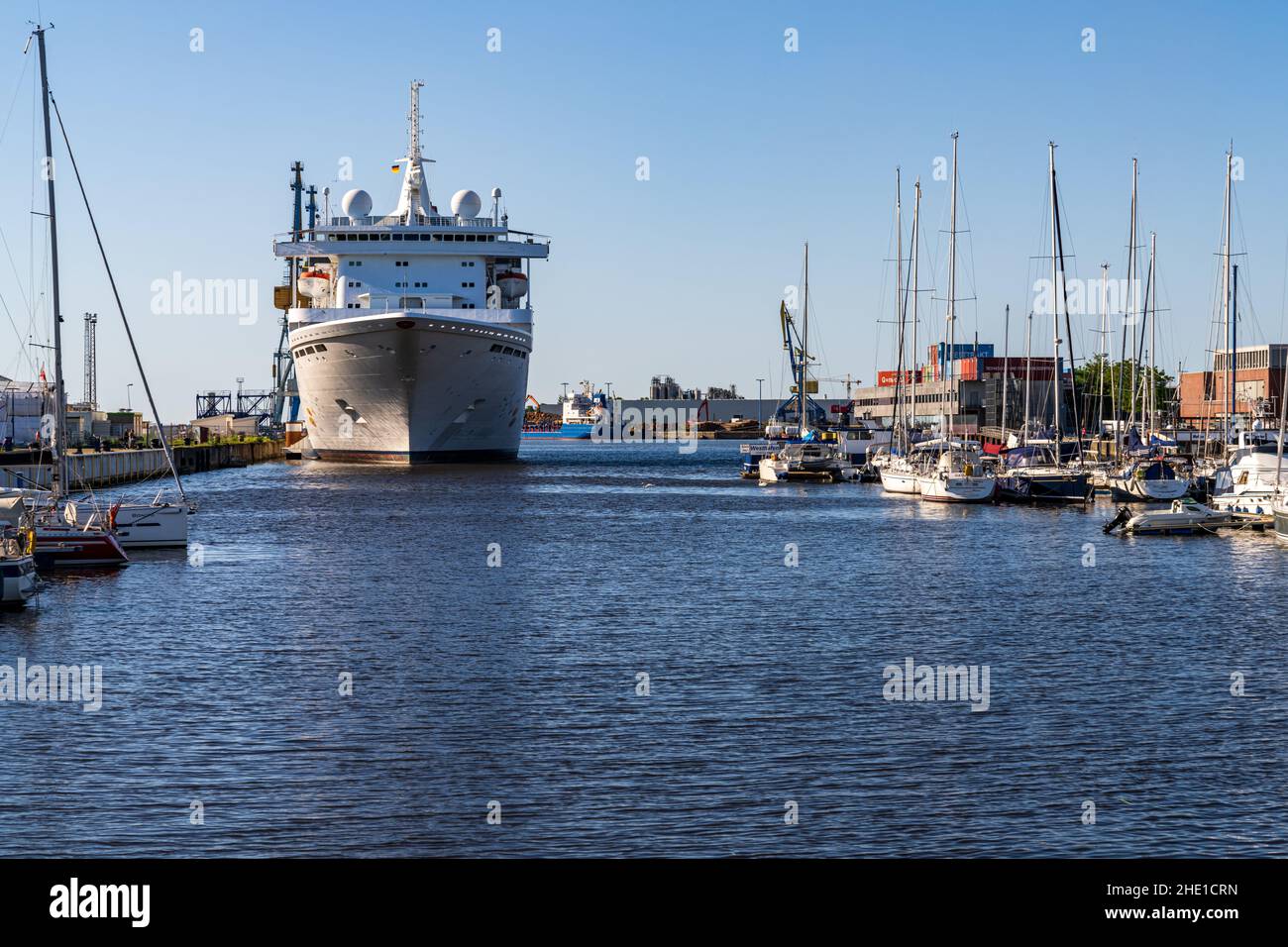 Wismar, Mecklenburg-Vorpommern, Deutschland - 15. Juni 2020: Ein Kreuzschiff im Westhafen Stockfoto