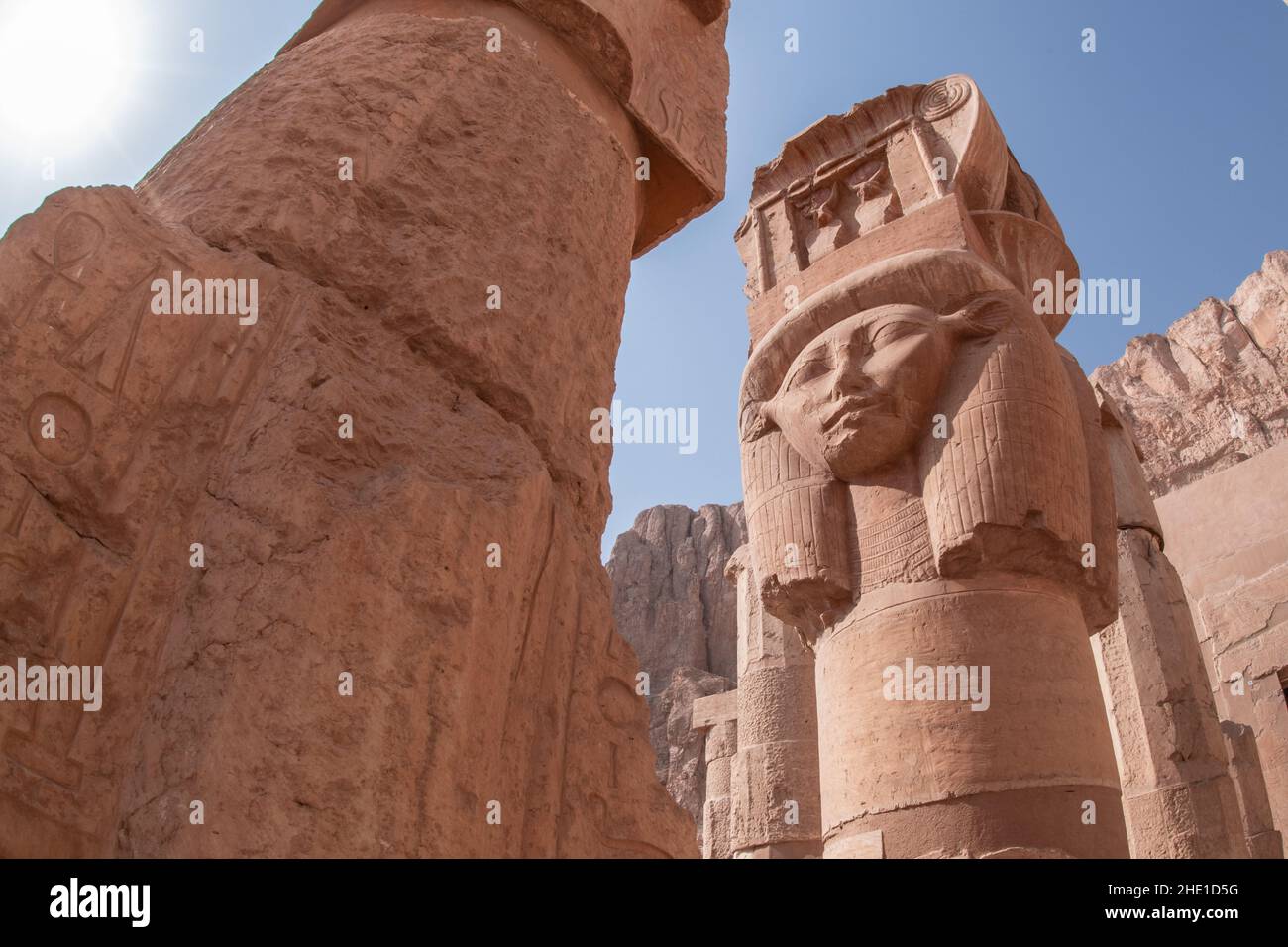 Das Gesicht von Hathor wurde auf einer Säule im Tempel der Hatschepsut in Ägypten geschnitzt. Stockfoto