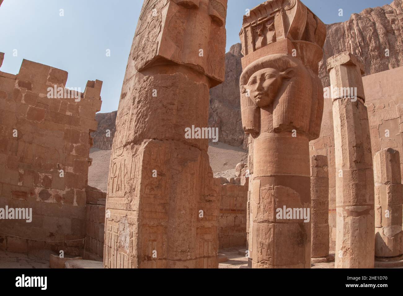 Das Gesicht von Hathor wurde auf einer Säule im Tempel der Hatschepsut in Ägypten geschnitzt. Stockfoto