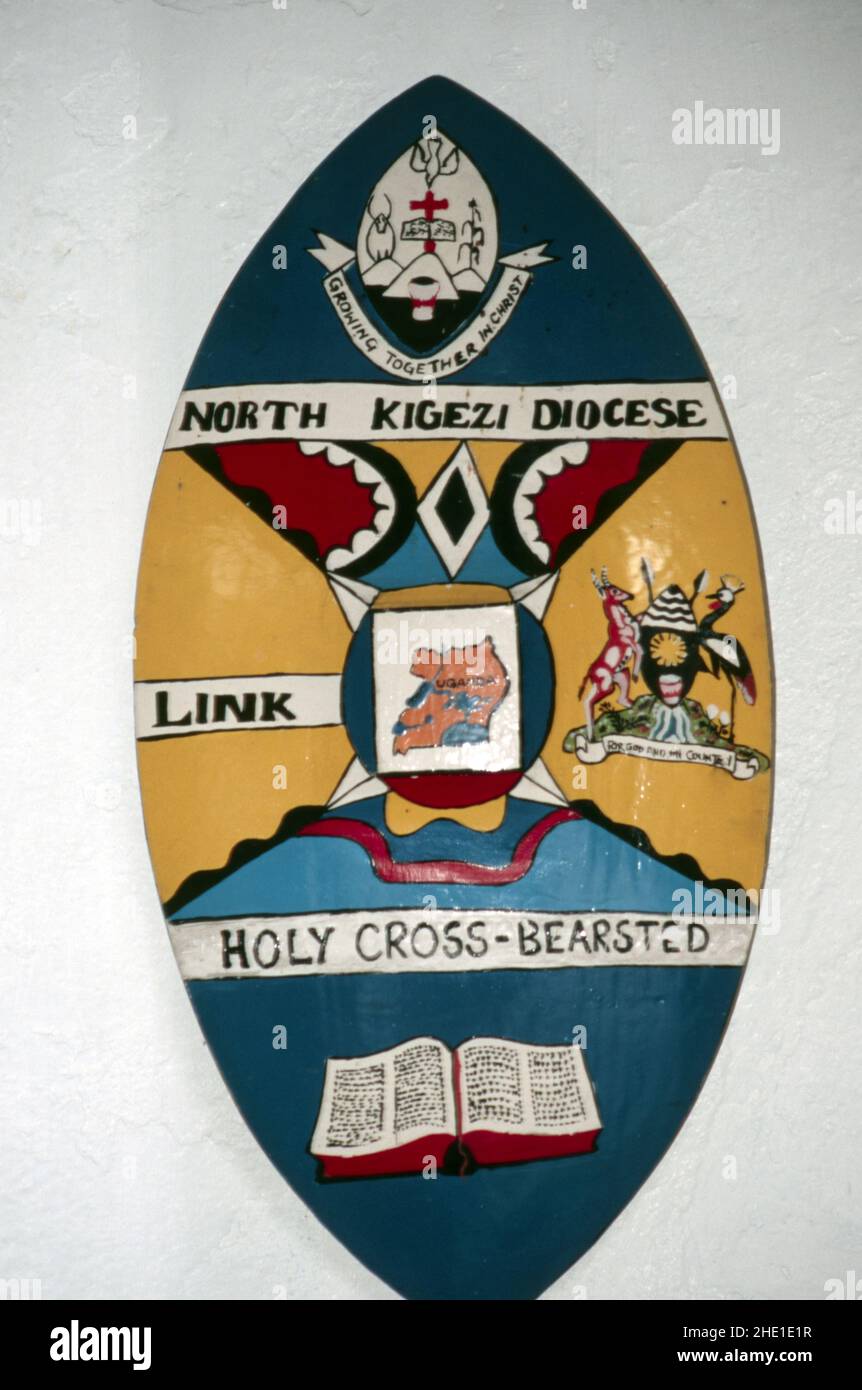 North Kigezi Bistum Church of Uganda Bunte bemalte Gedenktafel mit Wappen Stockfoto