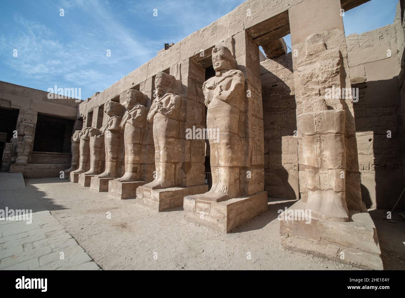 Steinfiguren, die Ramses II als Osiris im Karnak-Tempelkomplex im modernen Luxor, Ägypten, darstellen. Stockfoto