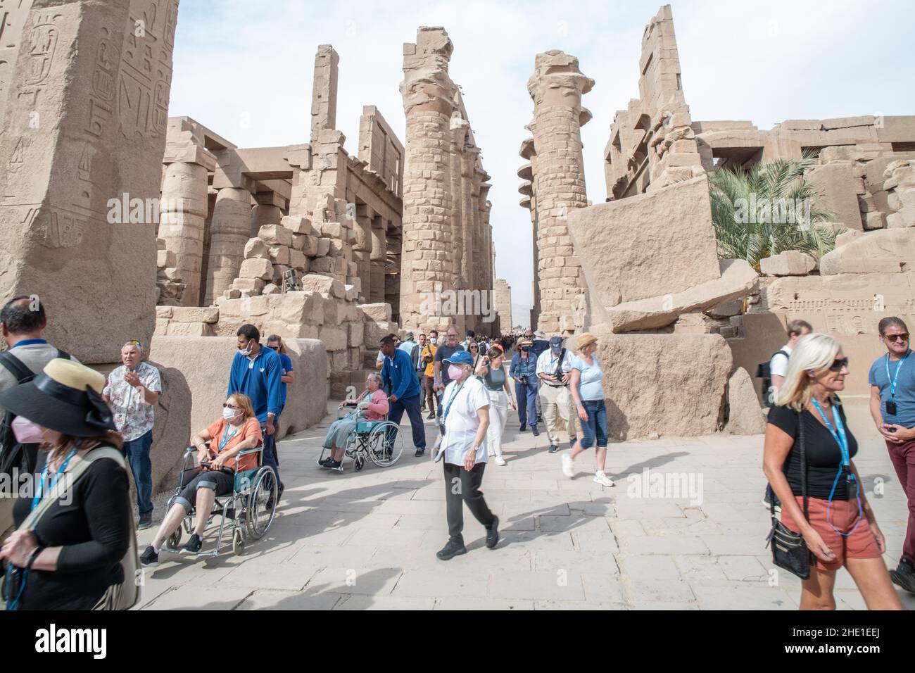 Viele Touristen besuchen den Karnak-Tempel, eine archäologische Stätte in Ägypten. Stockfoto