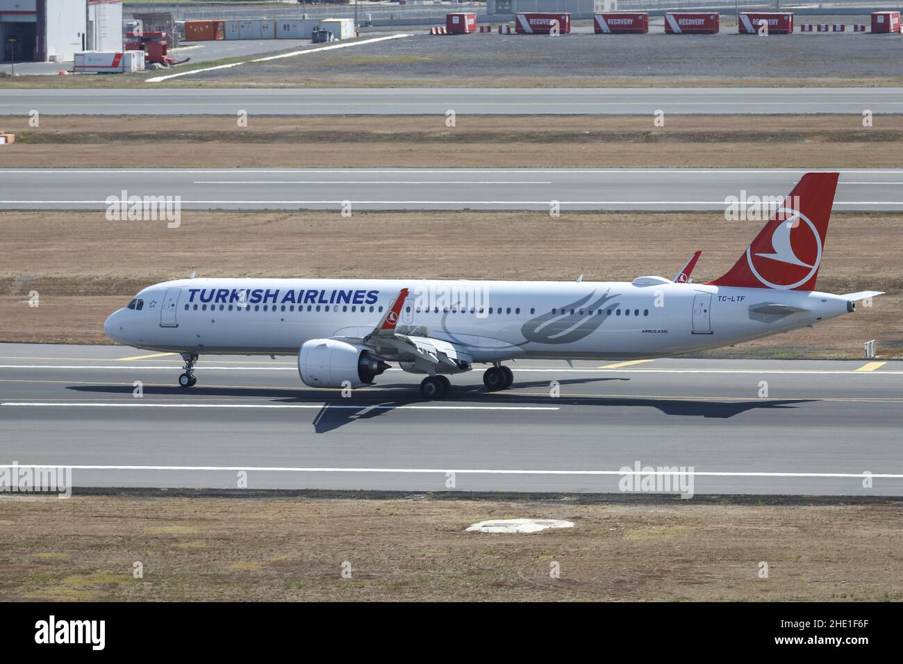 ISTANBUL, TÜRKEI - 14. AUGUST 2021: Turkish Airlines Airbus 321-271NX (CN 10346) landet auf dem Flughafen Istanbul. Stockfoto