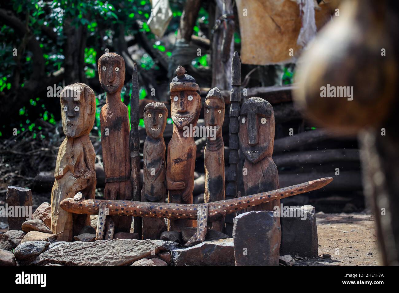 Totems (Statuen) aus Holz mit Augen und Stöcken im traditionellen Stammesdorf Konso, Äthiopien Stockfoto