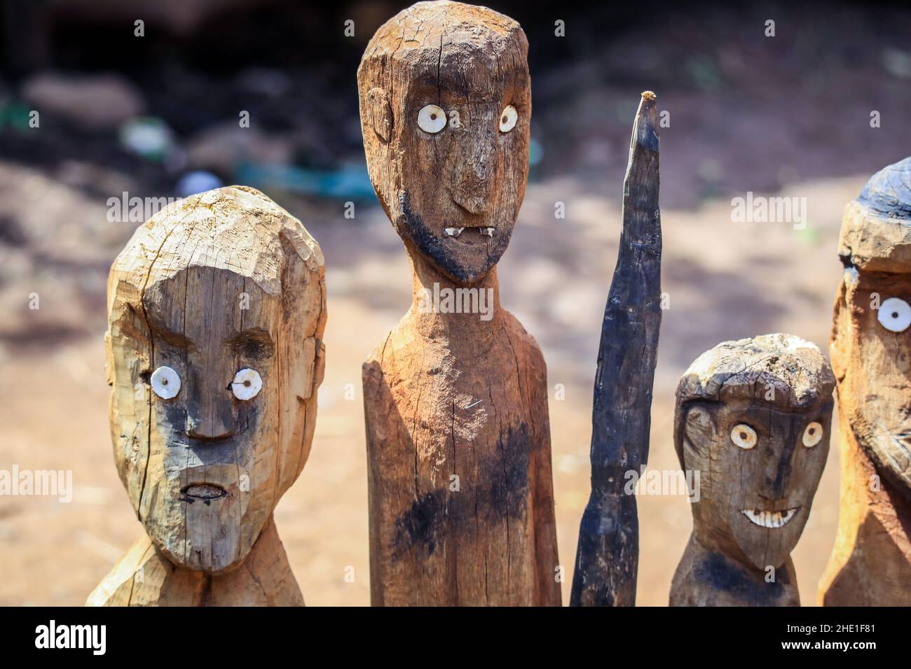 Totems (Statuen) aus Holz mit Augen und Stöcken im traditionellen Stammesdorf Konso, Äthiopien Stockfoto