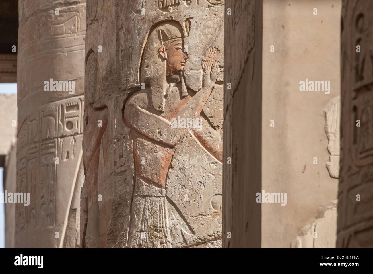 Ein Relief auf einer der Säulen in der Hypostyle-Halle im Karnak-Tempel, einer archäologischen Stätte in Ägypten. Stockfoto