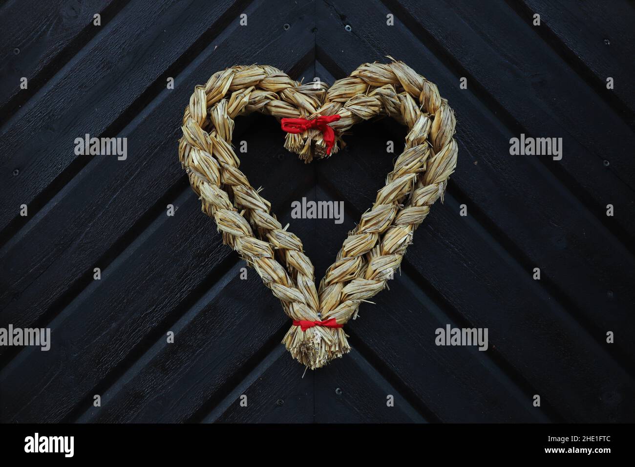 Strohherz-Türdekoration. Stockfoto