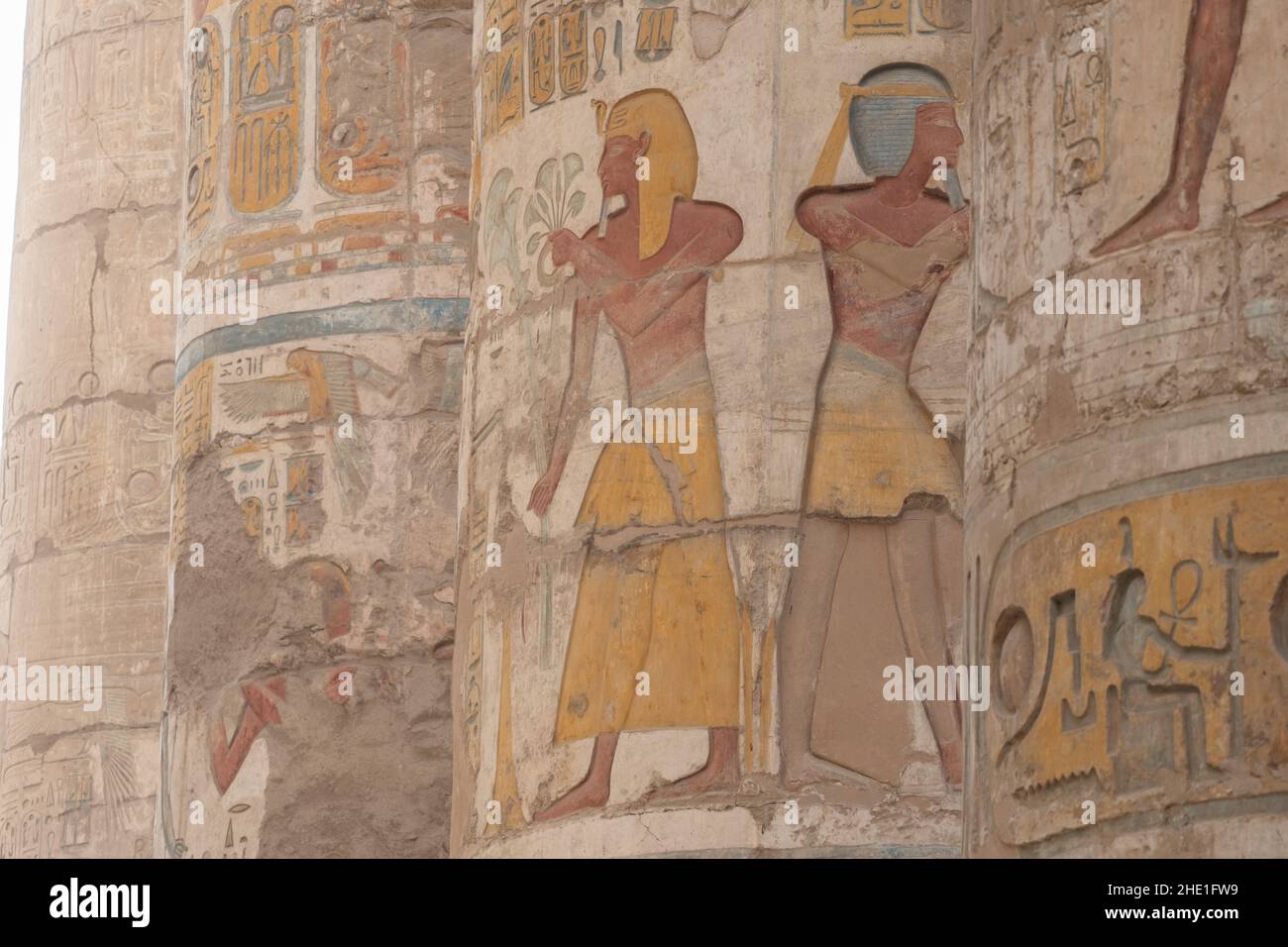 Alte ägyptische Reliefskulpturen, die gut erhalten geblieben sind und auf die Säulen in der Hypostyle-Halle in Karnak, Ägypten, gemalt wurden. Stockfoto