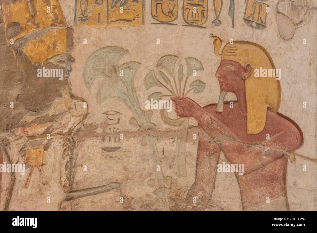 Alte ägyptische Reliefskulpturen, die gut erhalten geblieben sind und auf die Säulen in der Hypostyle-Halle in Karnak, Ägypten, gemalt wurden. Stockfoto