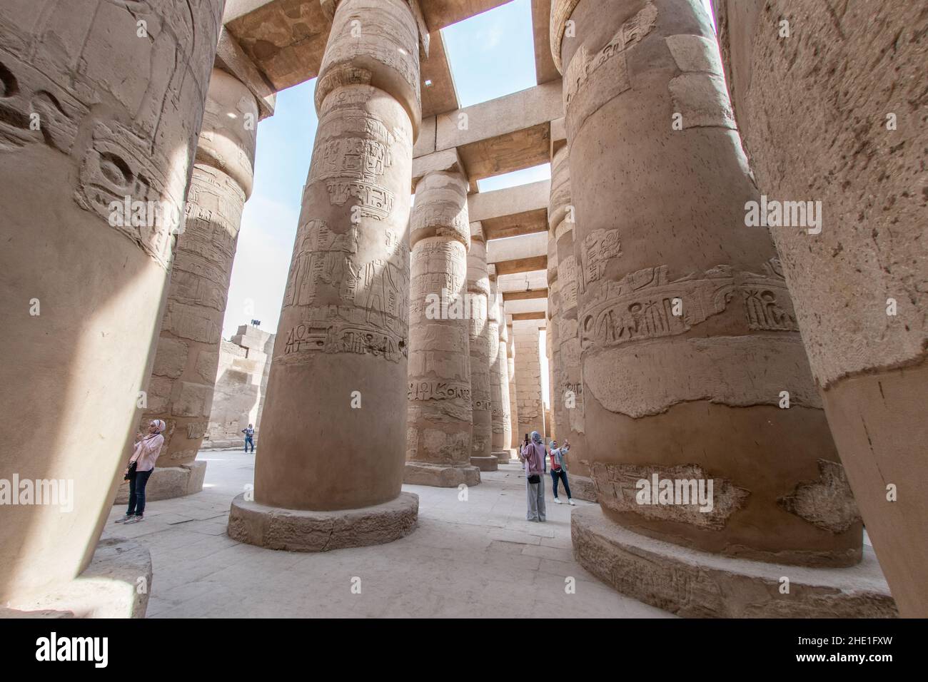 Karnak Tempel, eine berühmte archäologische Stätte, bekannt für seine gut erhaltenen Steinsäulen und Schnitzereien in Ägypten. Stockfoto